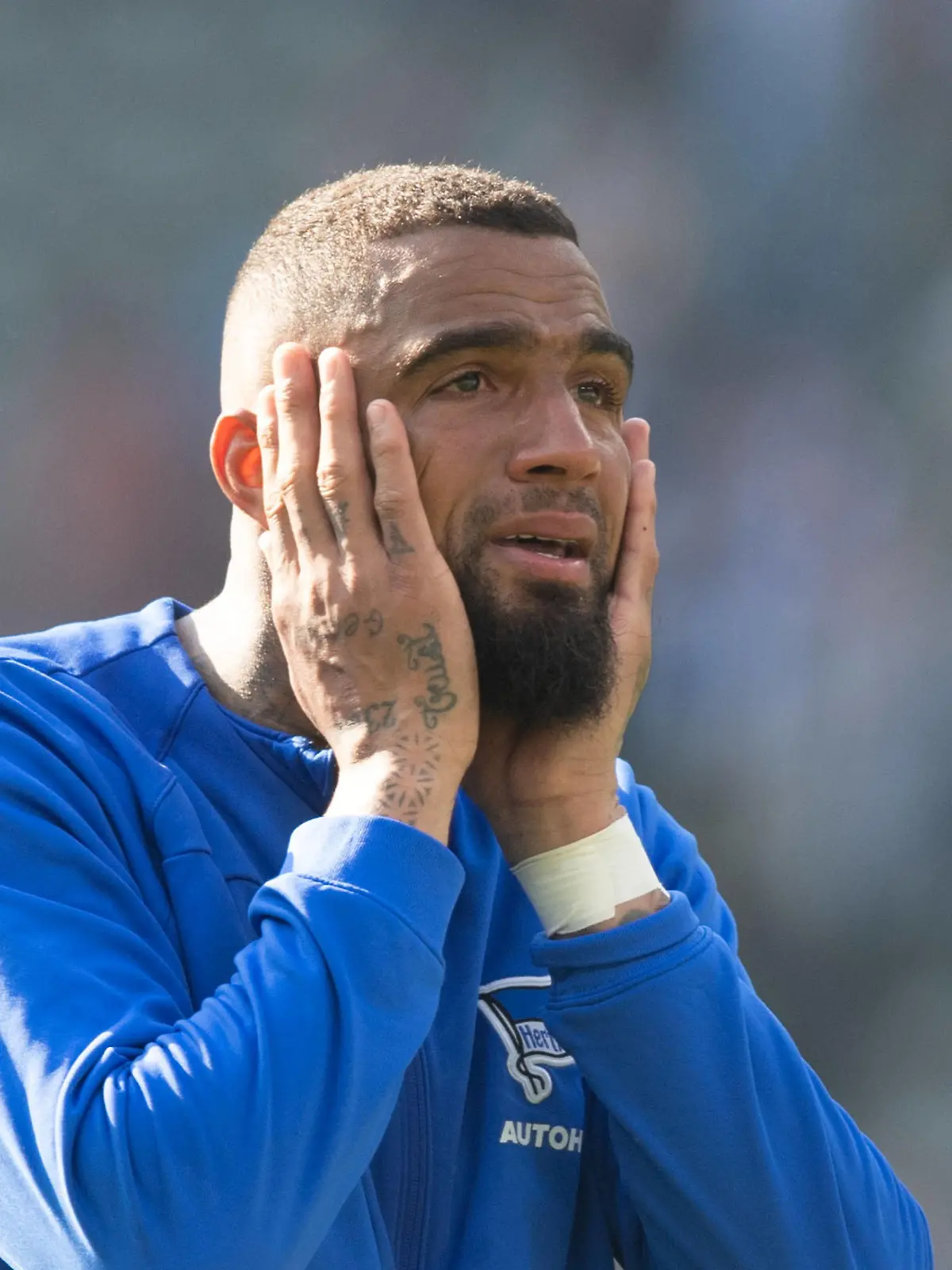 Fussball, Herren, Saison 2022/2023, 1. Bundesliga 33. Spieltag, Hertha BSC - VfL Bochum, Kevin Prince Boateng Hertha BSC nach Abpfiff mit Tränen in den Augen, 20.05. 2023, *** Football, men, season 2022 2023, 1 Bundesliga 33 matchday , Hertha BSC VfL Bochum, Kevin Prince Boateng Hertha BSC after the final whistle with tears in his eyes, 20 05 2023, Copyright: xSebastianxRäppold/MatthiasxKochx