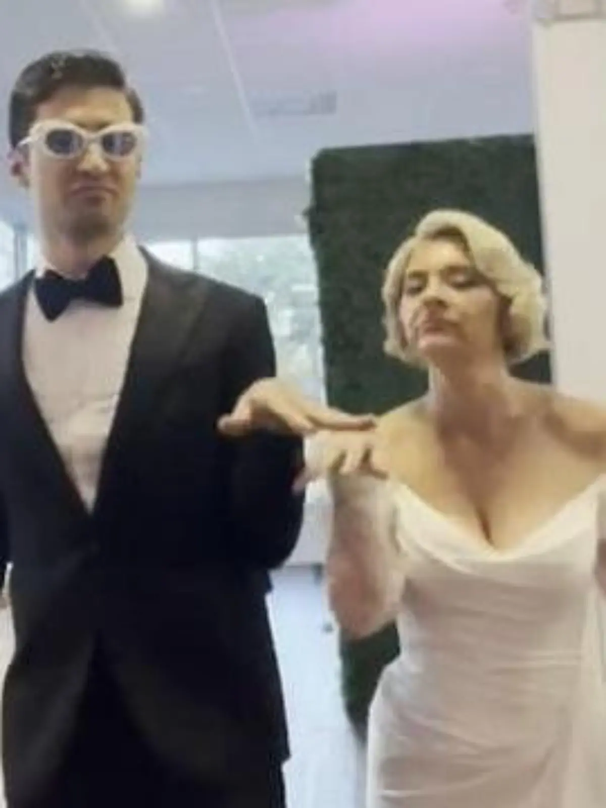 Josh und Samantha in ihren Hochzeitsoutfits