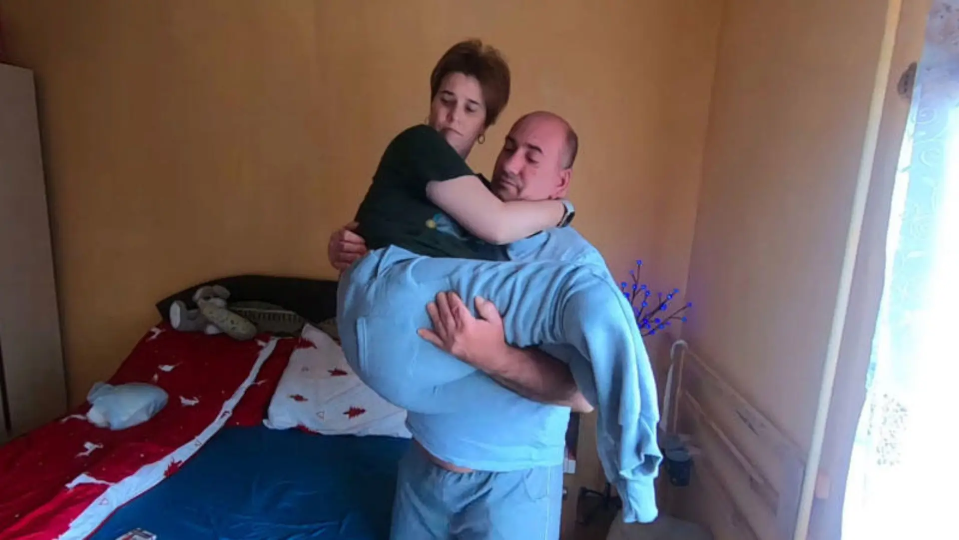 Ihr Mann Peter kümmert sich seit ihrer Rückkehr nach Hause liebevoll um Monika.