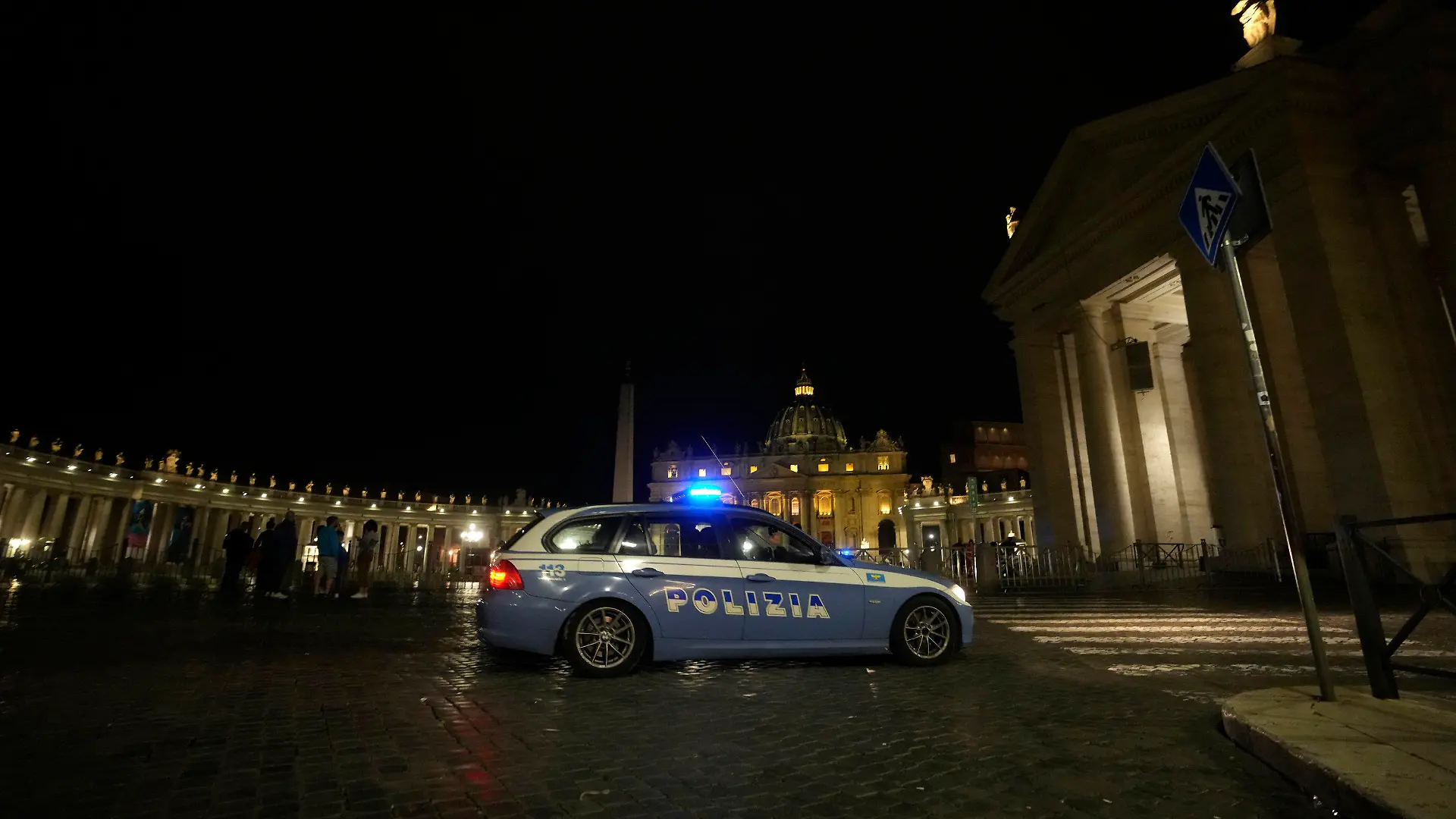 18.05.2023, Italien, Rom: Ein italienisches Polizeiauto fährt am späten Donnerstag vor dem Petersplatz im Vatikan vorbei. Ein Auto, das von einer Person mit offensichtlichen psychiatrischen Problemen gesteuert wurde, raste am Donnerstagabend durch das Santa-Anna-Tor und raste an den Schweizergardisten vorbei in einen Palasthof, bevor der Fahrer von der Polizei festgenommen wurde. Foto: Andrew Medichini/AP/dpa +++ dpa-Bildfunk +++