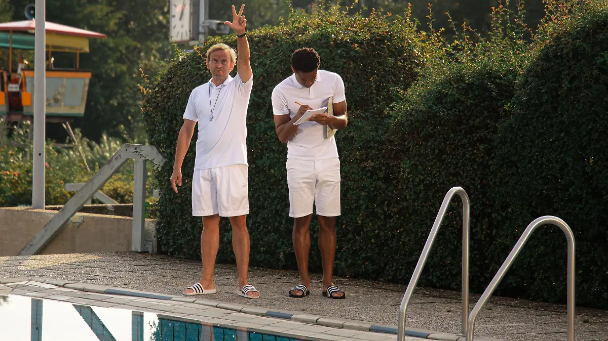 Karl (Milan Peschel) und Sali (Dimitri Abold) sorgen für Ordnung im Freibad