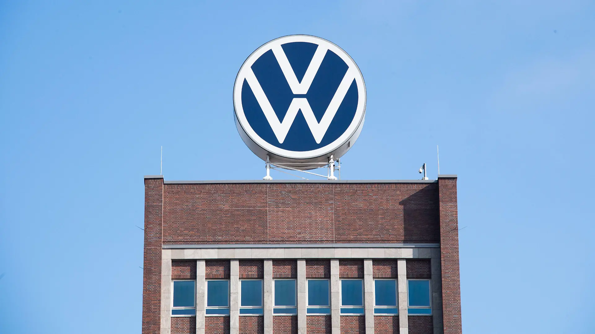 ARCHIV - 11.08.2021, Niedersachsen, Wolfsburg: Das Markenhochhaus vom Volkswagen auf dem Gelände vom VW Werk Wolfsburg. Wegen des Mangels an Halbleiter-Bauteilen soll die Produktion im Volkswagen-Stammwerk in Wolfsburg nach der Sommerpause in der kommenden Woche nur eingeschränkt anlaufen. (zu dpa «Erneut Kurzarbeit im VW-Stammwerk wegen fehlender Halbleiter») Foto: Julian Stratenschulte/dpa +++ dpa-Bildfunk +++