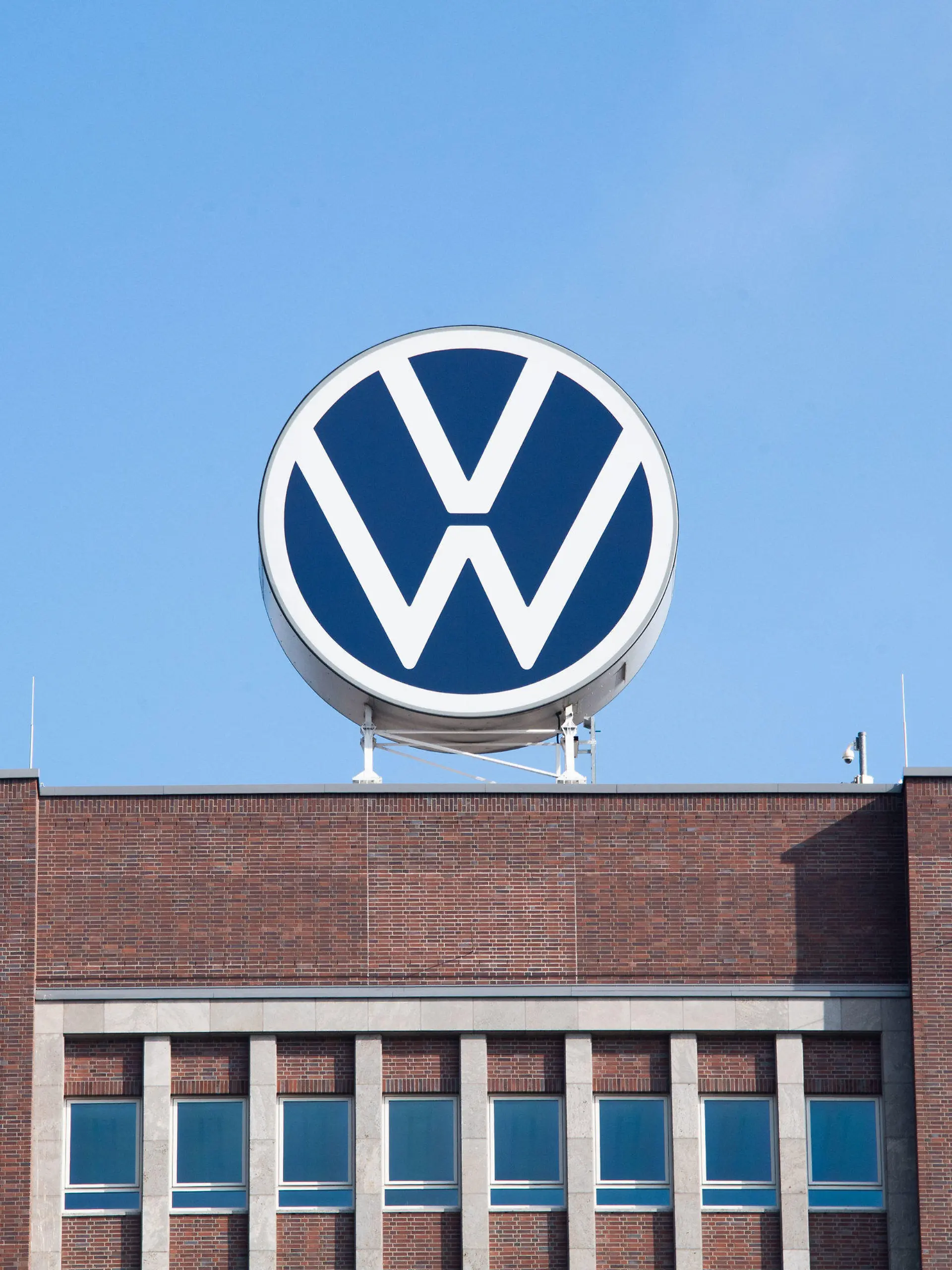ARCHIV - 11.08.2021, Niedersachsen, Wolfsburg: Das Markenhochhaus vom Volkswagen auf dem Gelände vom VW Werk Wolfsburg. Wegen des Mangels an Halbleiter-Bauteilen soll die Produktion im Volkswagen-Stammwerk in Wolfsburg nach der Sommerpause in der kommenden Woche nur eingeschränkt anlaufen. (zu dpa «Erneut Kurzarbeit im VW-Stammwerk wegen fehlender Halbleiter») Foto: Julian Stratenschulte/dpa +++ dpa-Bildfunk +++
