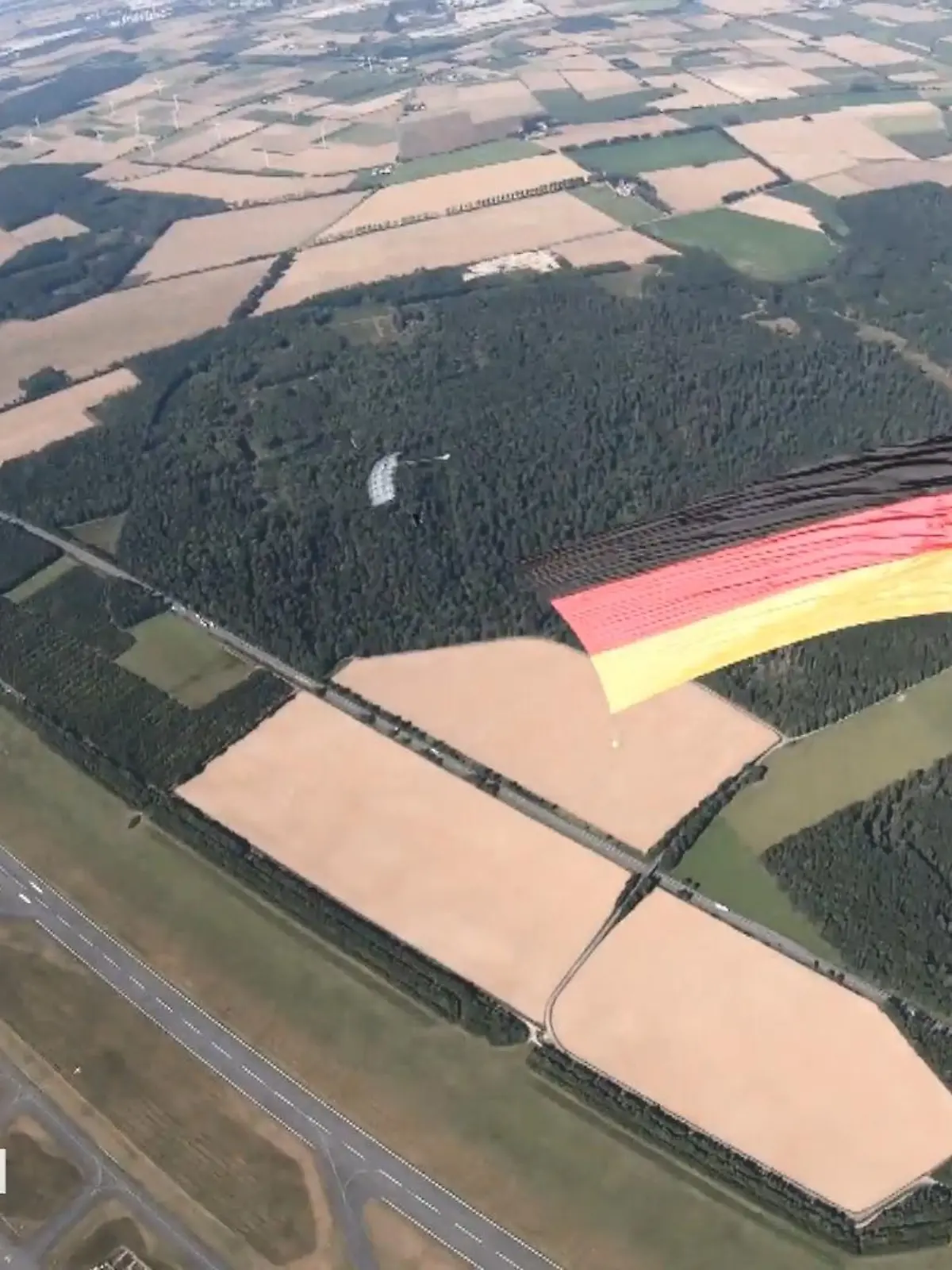 Bild zu: "Flaggen-Rekord in der Luft"