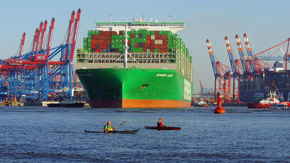 David vs Goliath: Während die Ever Ace Reederei Evergreen, das aktuell größte Containerschiff der Welt, in den Hamburger Hafen einläuft, sind zwei Paddler auf der Elbe unterwegs. *** David vs Goliath While the Ever Ace shipping company Evergreen , currently the largest container ship in the world, enters the port of Hamburg, two paddlers are out on the Elbe River