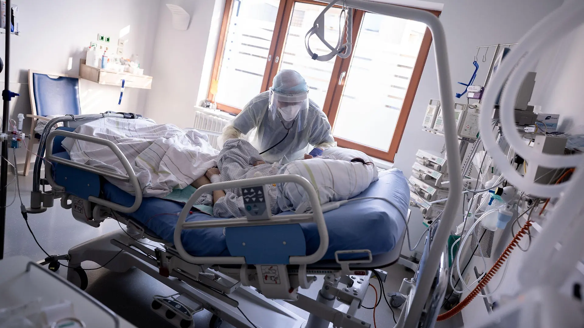 ARCHIV - 20.04.2021, Berlin: Intensivpfleger Rüdiger Piske arbeitet auf der Intensivstation des Krankenhauses Bethel Berlin an einer an Covid-19 erkrankten Patientin. (zu dpa «Freitag Qual der Zahl: Wie wichtig werden Klinikdaten in der Pandemie?») Foto: Kay Nietfeld/dpa +++ dpa-Bildfunk +++