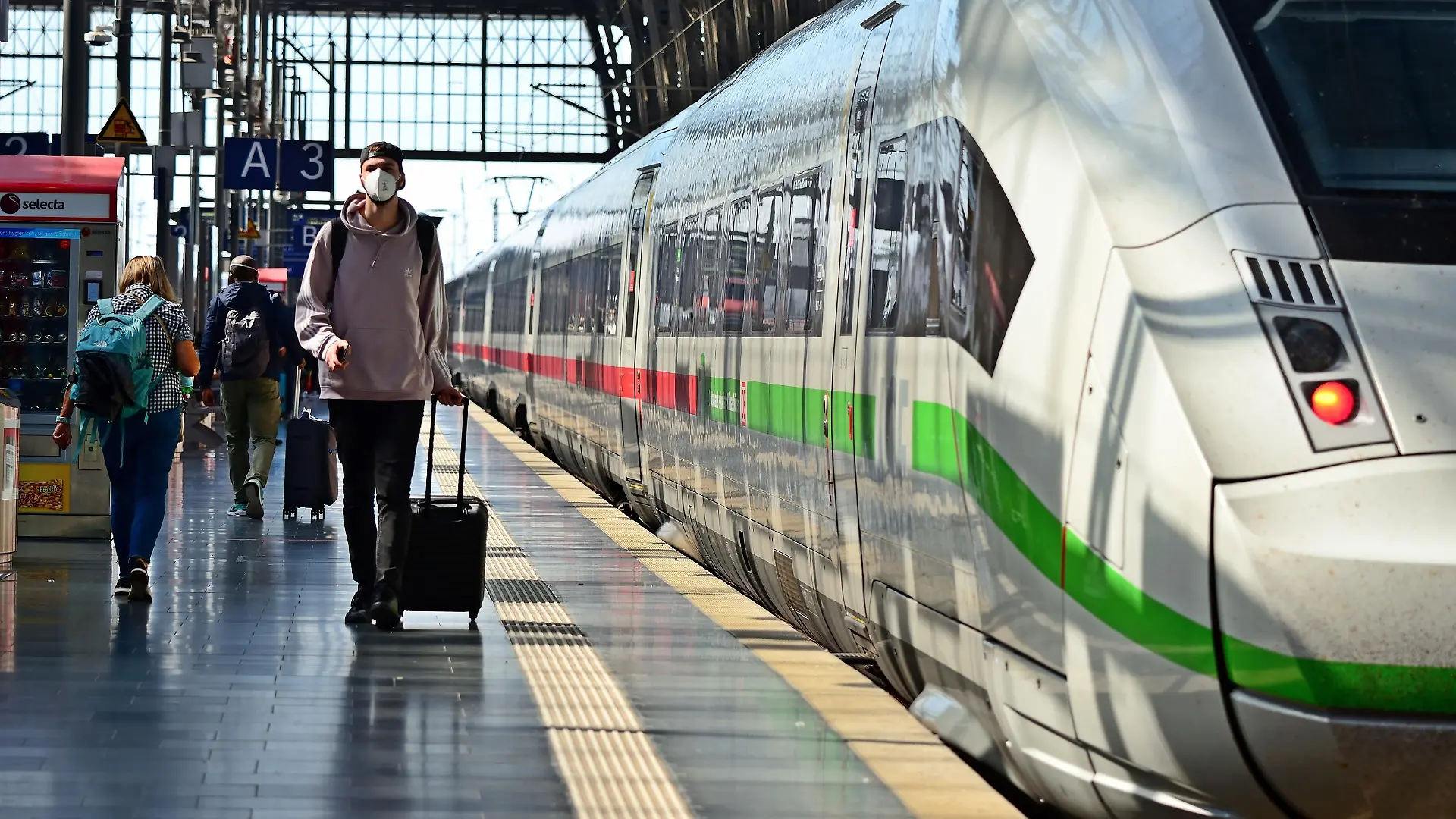 Bahnstreik am 4. September 2021. Bundesweit ist der Bahnverkehr im Fern- und Regionalverkehr massiv eingeschränkt. Im Bild, Bahnreisende am Frankfurter Hauptbahnhof.