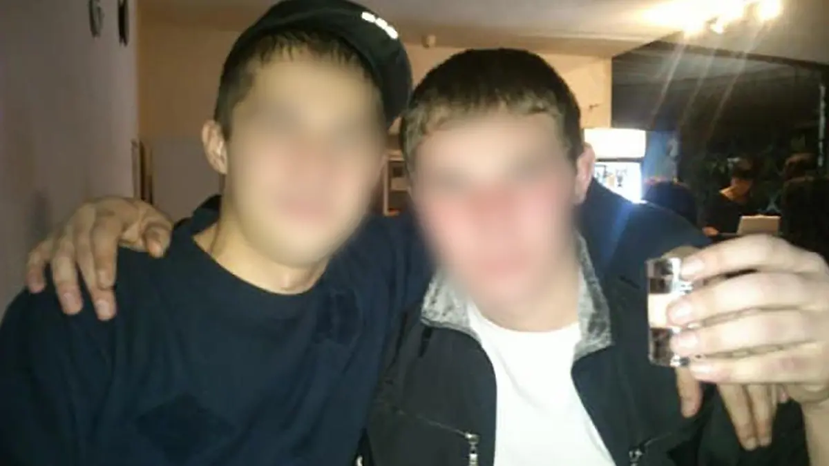 Auf dem Handy entdeckt Vyacheslav M. Aufnahmen, wo sein Kumpel seine Tochter vergewaltigt.