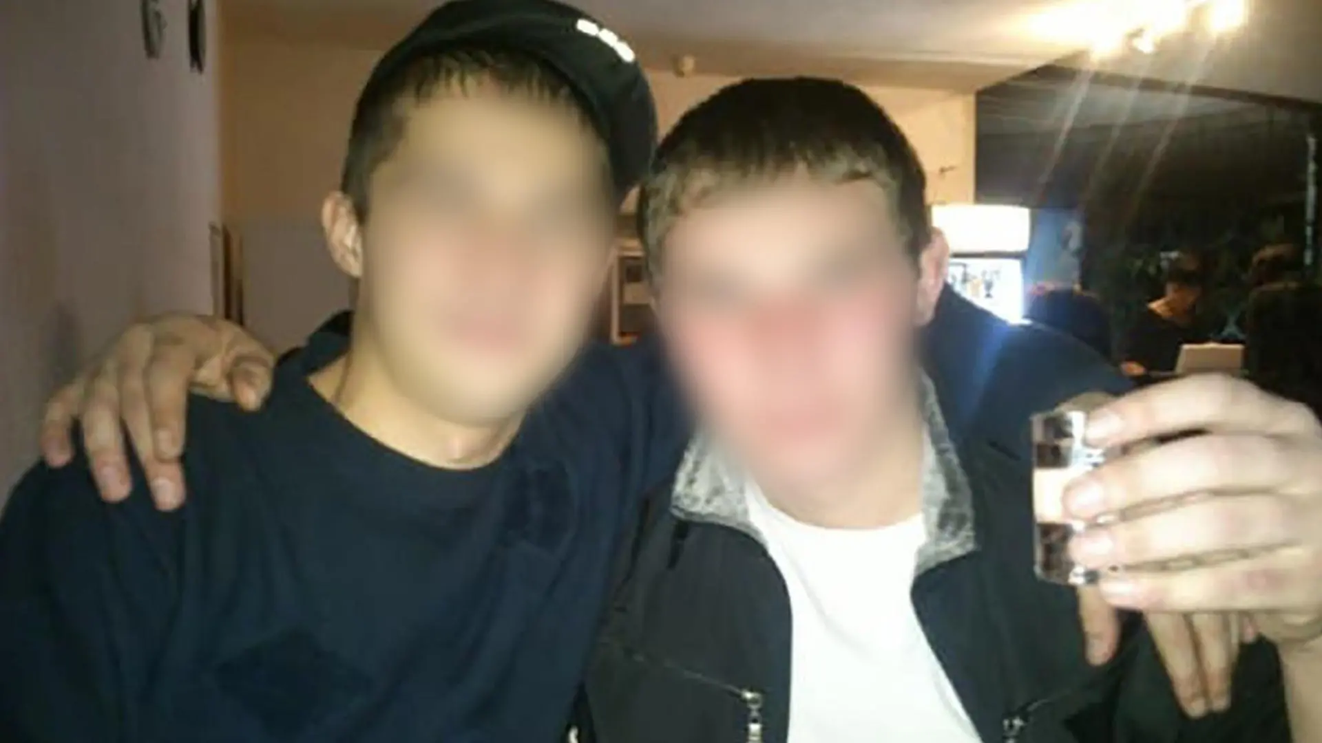 Auf dem Handy entdeckt Vyacheslav M. Aufnahmen, wo sein Kumpel seine Tochter vergewaltigt.