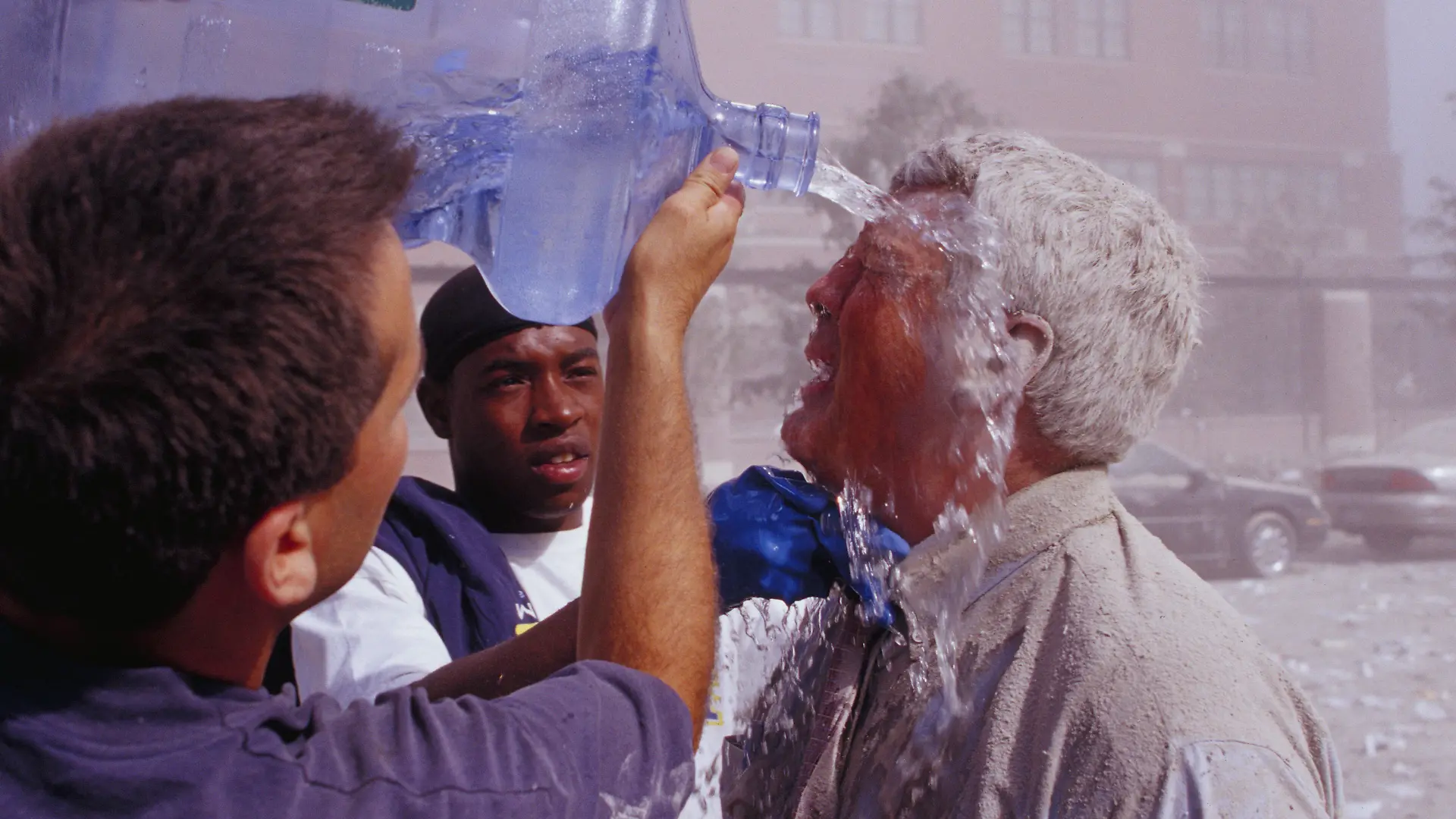 ARCHIV - 11.09.2001, USA, New York: Paasanten spülen nach dem Terroranschlag auf das World Trade Center mit Wasser Staub aus dem Gesicht eines Mannes. (zu dpa «20 Jahre 9/11: Terroranschläge in den USA») Foto: Randy Taylor/ZUMA Press Wire Service/dpa +++ dpa-Bildfunk +++