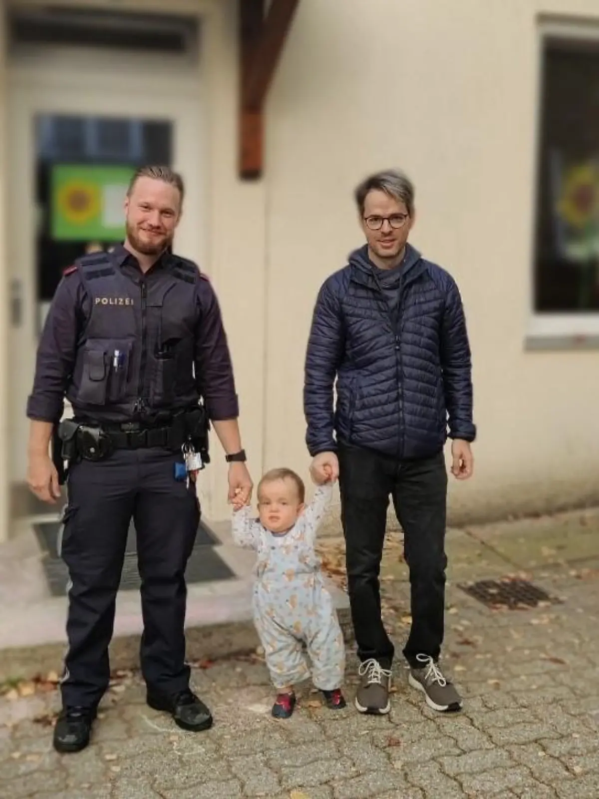 Großer Tag für Klein Leo ud seinemSchutzengel Polizist Sterfan