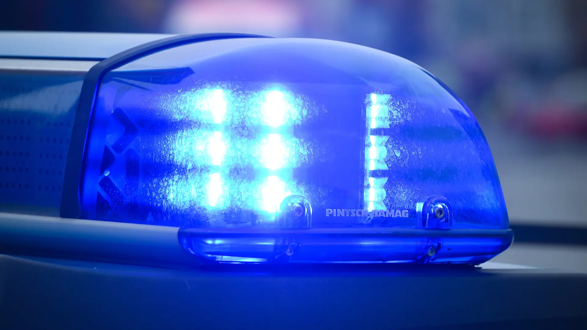 ARCHIV - Blaulicht an einem Polizeiauto am 11.09.2014 in Frankfurt (Oder) (Brandenburg). Die sächsische Polizei informiert über unbekannte Trickbetrüger, die seit Mitte März von drei Rentnern in Dresden (Sachsen) zusammen rund 200 000 Euro ergaunert haben. Sie gaben sich am Telefon als Polizisten aus und gaukelten Befragungen im Zuge von Ermittlungen gegen Einbrecher vor. Dabei fragten sie bei ihren Opfern geschickt die Wertsachen ab - Schmuck, Bargeld und Bankvermögen - und bringen sie dazu, ihr Vermögen von der «unsicheren» Bank abzuheben. Es wird von weiteren Fällen dieser Art ausgegangen. Foto: Patrick Pleul/dpa (zu lsn vom 27.04.2015) +++(c) dpa - Bildfunk+++