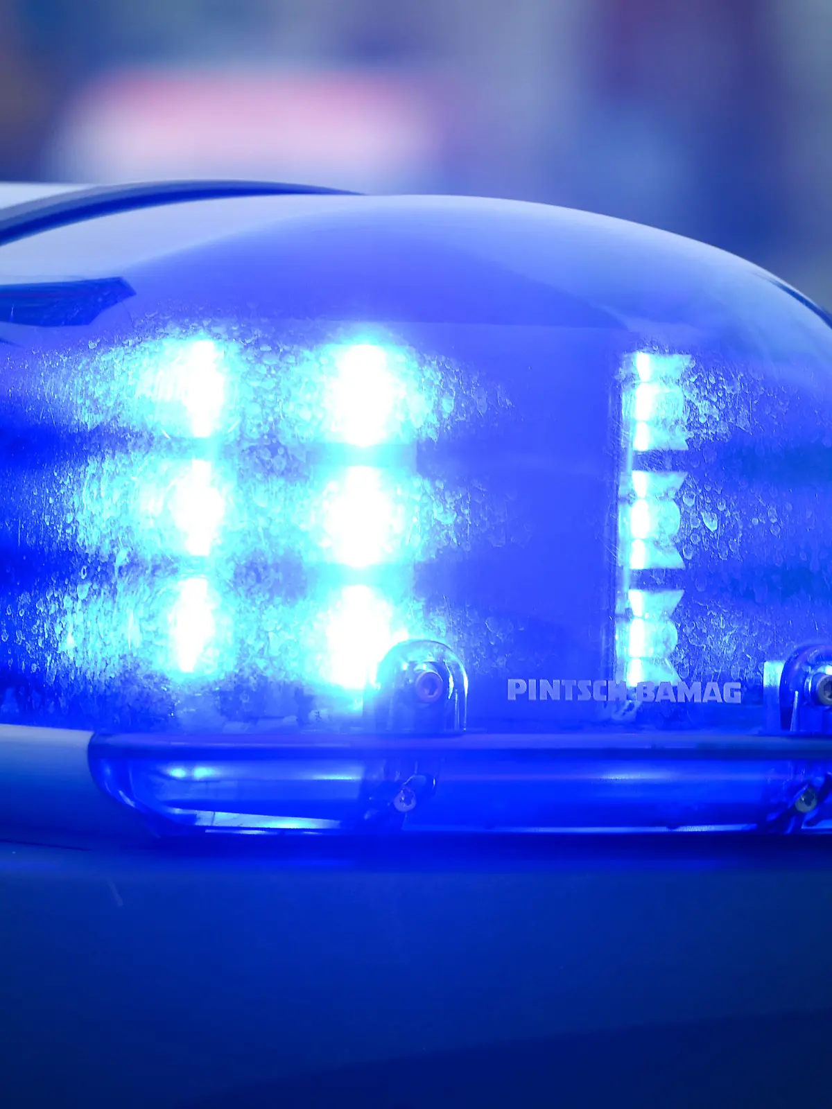 ARCHIV - Blaulicht an einem Polizeiauto am 11.09.2014 in Frankfurt (Oder) (Brandenburg). Die sächsische Polizei informiert über unbekannte Trickbetrüger, die seit Mitte März von drei Rentnern in Dresden (Sachsen) zusammen rund 200 000 Euro ergaunert haben. Sie gaben sich am Telefon als Polizisten aus und gaukelten Befragungen im Zuge von Ermittlungen gegen Einbrecher vor. Dabei fragten sie bei ihren Opfern geschickt die Wertsachen ab - Schmuck, Bargeld und Bankvermögen - und bringen sie dazu, ihr Vermögen von der «unsicheren» Bank abzuheben. Es wird von weiteren Fällen dieser Art ausgegangen. Foto: Patrick Pleul/dpa (zu lsn vom 27.04.2015) +++(c) dpa - Bildfunk+++