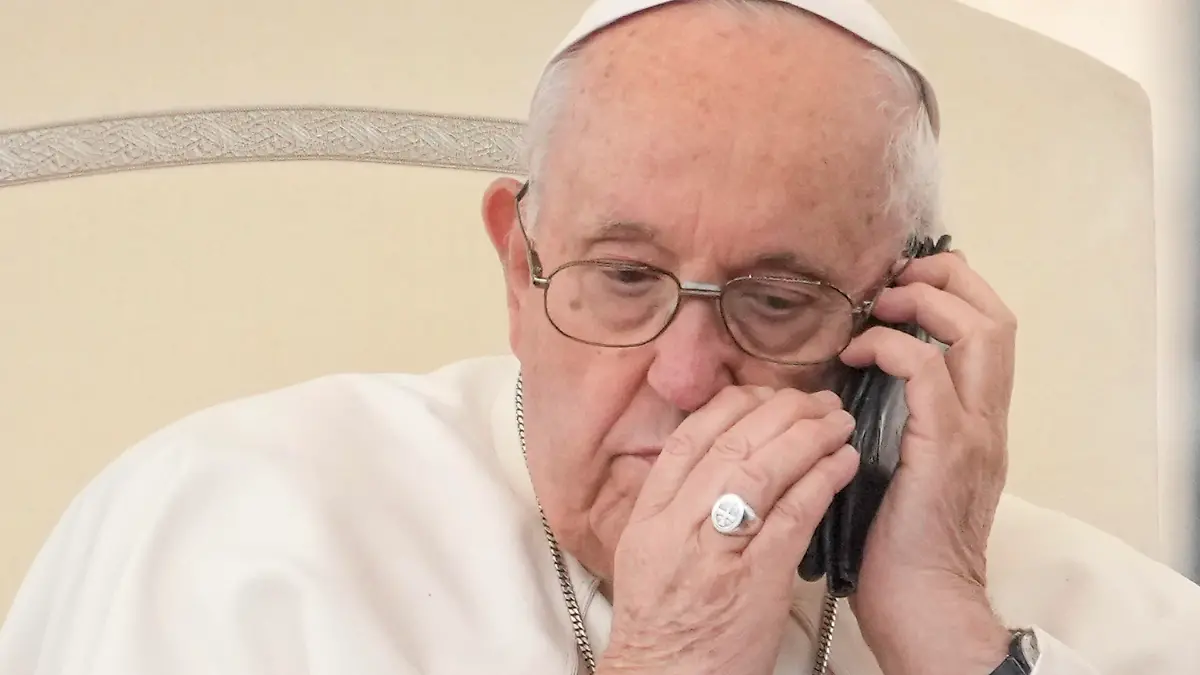 17.05.2023, Vatikan, Vatikanstadt: Papst Franziskus telefoniert während seiner wöchentlichen Generalaudienz auf dem Petersplatz im Vatikan. Foto: Andrew Medichini/AP/dpa +++ dpa-Bildfunk +++