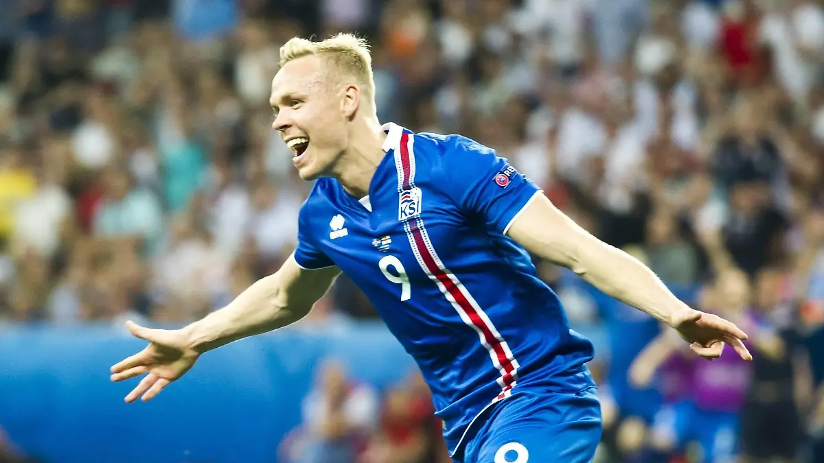EURO 2016, England - Island Football - 2016 European Championships, Nationalteam, Euro 2016 - Round of 16: England v Iceland Kolbeinn Sigthorsson of Iceland celebrates scoring his team s second goal.... at the Allianz Riviera, Nice.. COLORSPORT/WINSTON BYNORTH PUBLICATIONxNOTxINxUK
Euro 2016 England Iceland Football 2016 European Championships National team Euro 2016 Round of 16 England v Iceland Kolbeinn Sigthorsson of Iceland Celebrates Scoring His team s Second Goal AT The Alliance Riviera Nice Color Sports Winston byNorth PUBLICATIONxNOTxINxUK