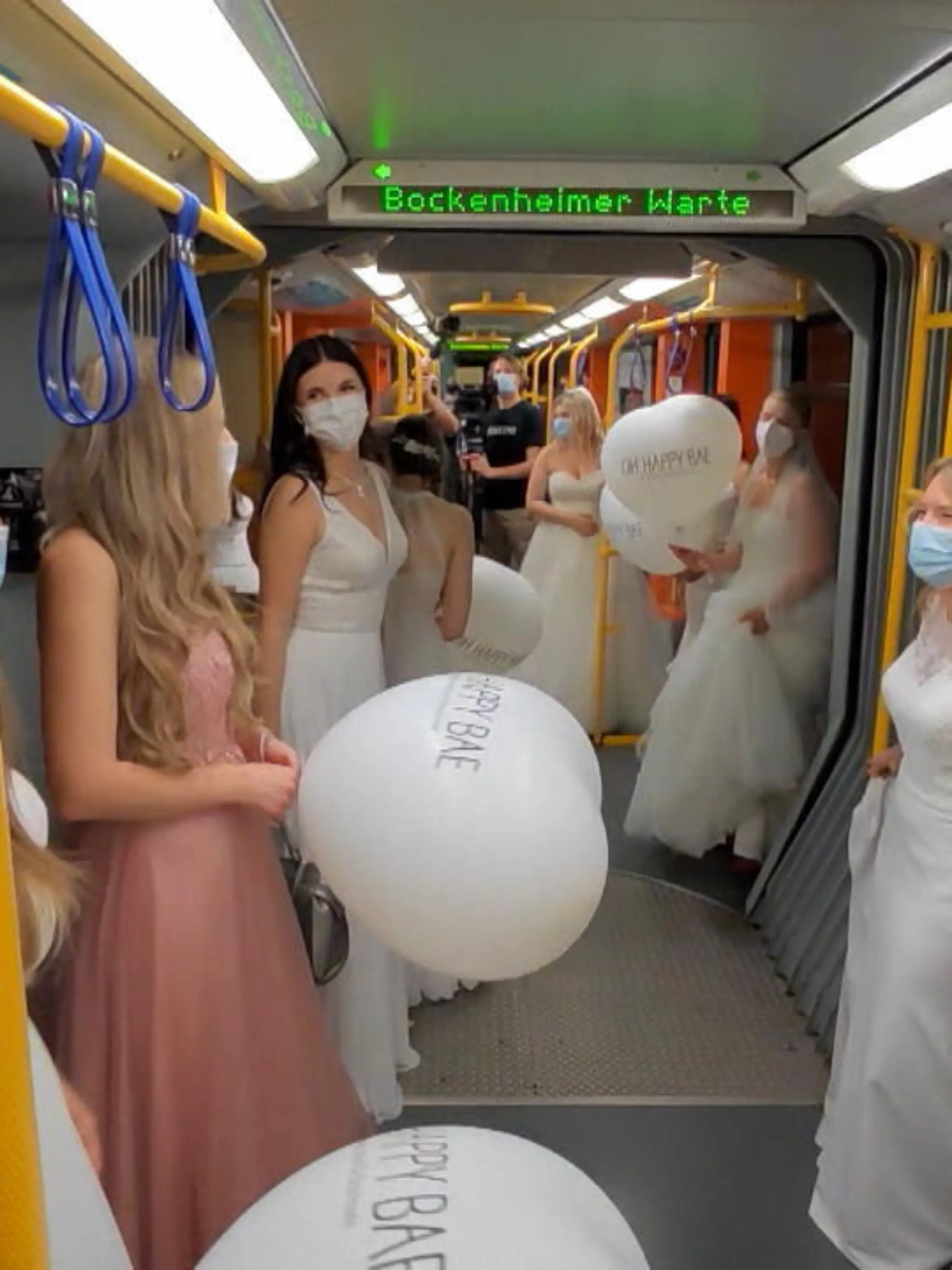 Diese Frauen sind alle in Zeiten der Pandemie den Bund der Ehe eingegangen. Eine Hochzeitsparty wie zu früheren Zeiten war bisher nicht möglich.