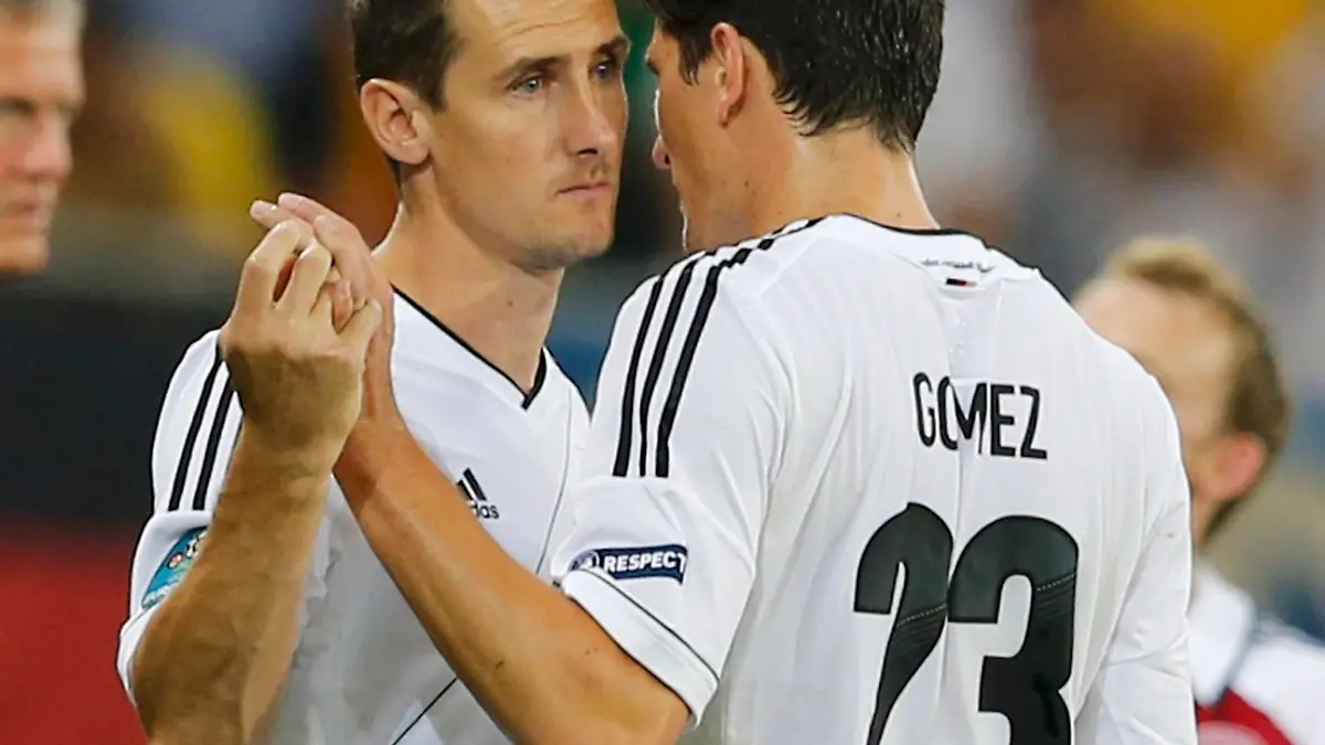 Germany's Mario Gomez (R) is substituted by Miroslav Klose during their Euro 2012 Group B soccer match against Denmark at the new stadium in Lviv June 17, 2012.         REUTERS/Thomas Bohlen (UKRAINE  - Tags: SPORT SOCCER)  