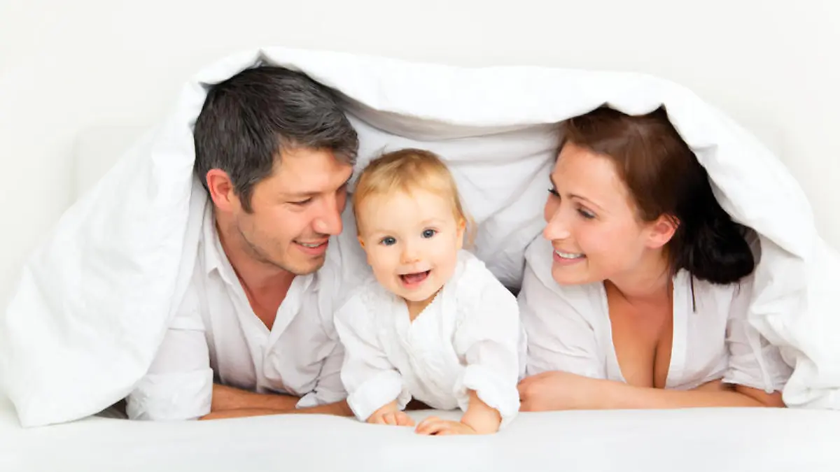 eltern baby kind mutter vater bett familie Fotolia 37043318 S.jpg