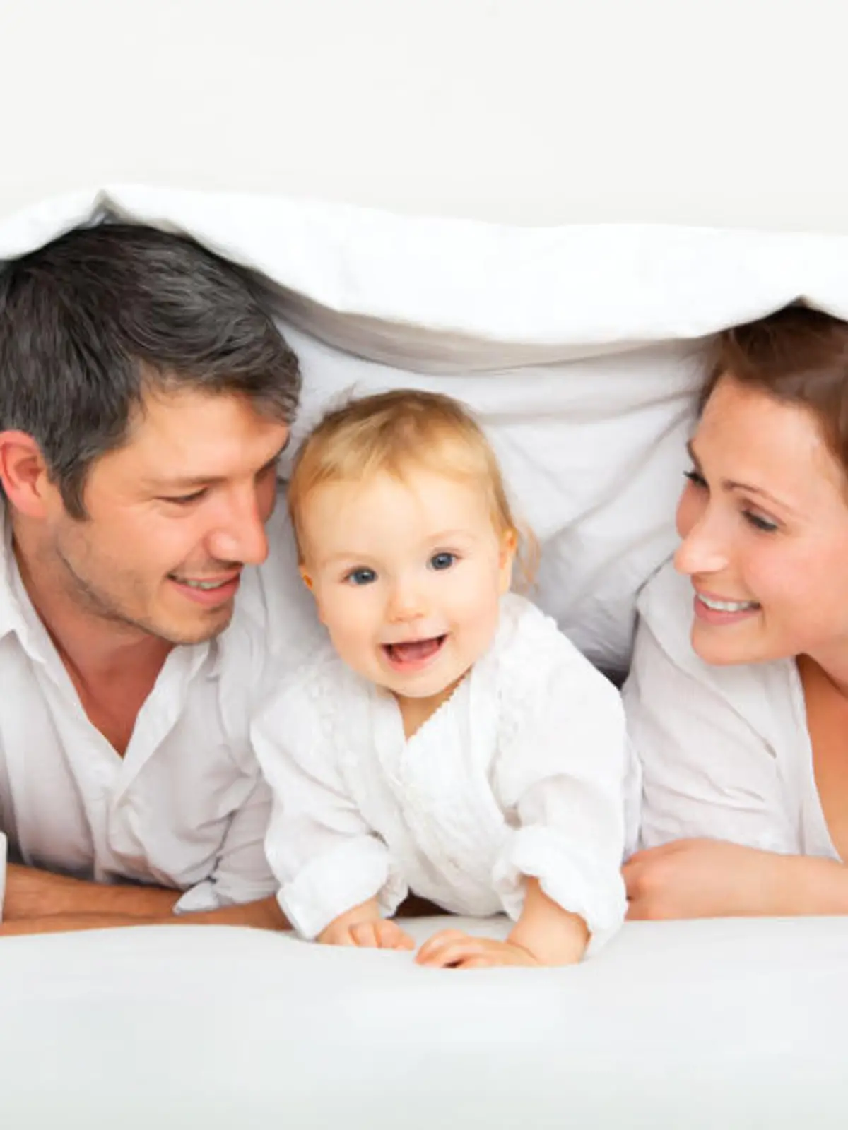 eltern baby kind mutter vater bett familie Fotolia 37043318 S.jpg