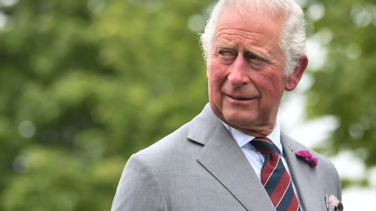 ARCHIV - 09.07.2021, Großbritannien, Cardiff: Der britische Prinz Charles, Prinz von Wales und Präsident des «The Prince's Trust», während eines Besuchs bei der Wohltätigkeitsorganisation «The Prince's Trust». Prinz Charles hatte nach Angaben des Palasts «keine Kenntnis» von angeblichen Fehltritten eines Mitarbeiters seiner Stiftung The Prince's Foundation. (zu dpa "Vorwürfe gegen Mitarbeiter - Prinz Charles: «Keine Kenntnis») Foto: Matthew Horwood/PA Wire/dpa +++ dpa-Bildfunk +++