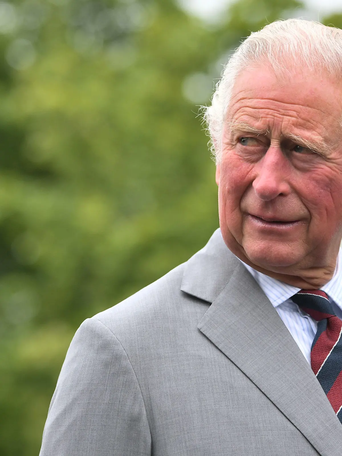 ARCHIV - 09.07.2021, Großbritannien, Cardiff: Der britische Prinz Charles, Prinz von Wales und Präsident des «The Prince's Trust», während eines Besuchs bei der Wohltätigkeitsorganisation «The Prince's Trust». Prinz Charles hatte nach Angaben des Palasts «keine Kenntnis» von angeblichen Fehltritten eines Mitarbeiters seiner Stiftung The Prince's Foundation. (zu dpa "Vorwürfe gegen Mitarbeiter - Prinz Charles: «Keine Kenntnis») Foto: Matthew Horwood/PA Wire/dpa +++ dpa-Bildfunk +++