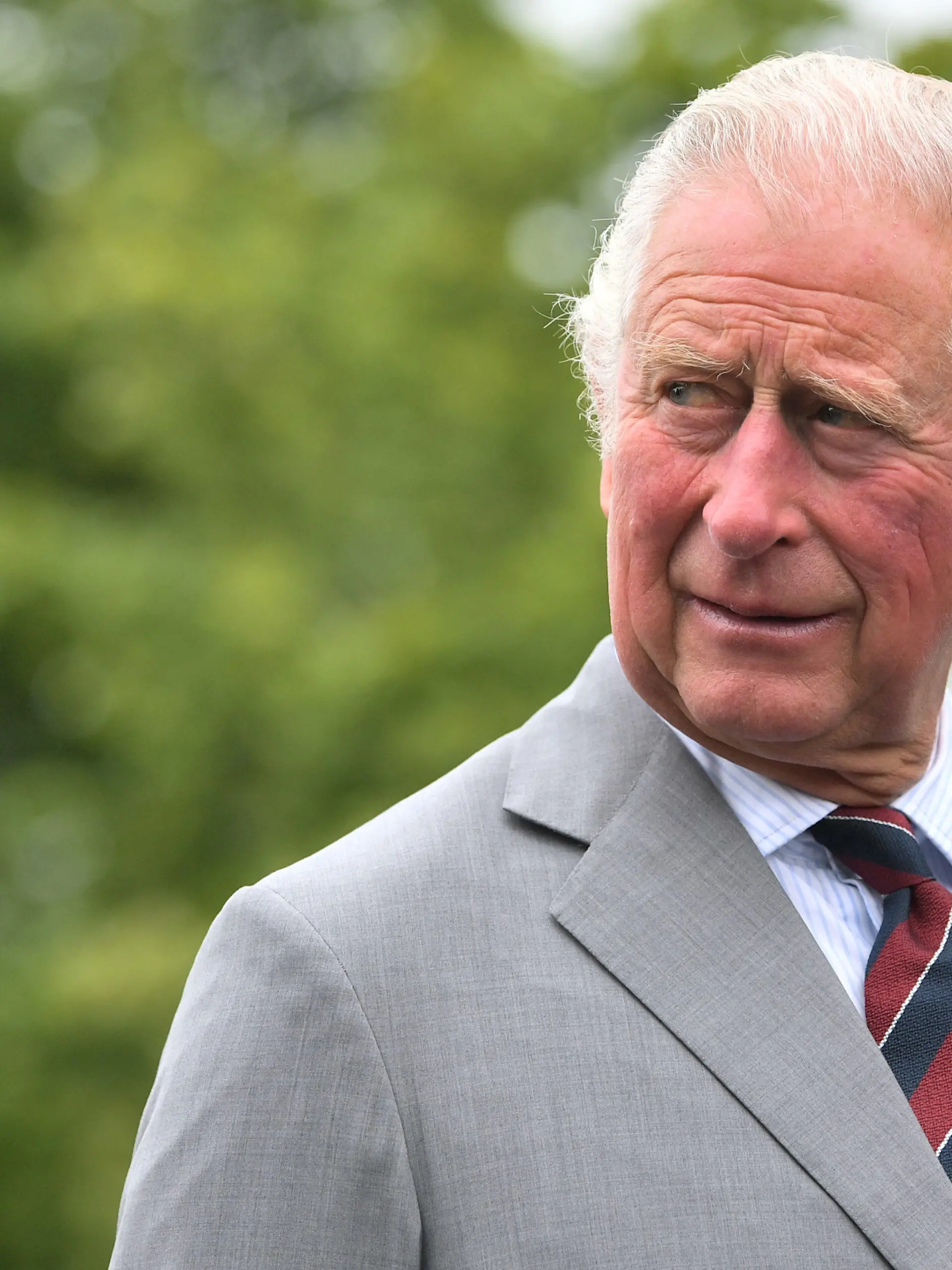 ARCHIV - 09.07.2021, Großbritannien, Cardiff: Der britische Prinz Charles, Prinz von Wales und Präsident des «The Prince's Trust», während eines Besuchs bei der Wohltätigkeitsorganisation «The Prince's Trust». Prinz Charles hatte nach Angaben des Palasts «keine Kenntnis» von angeblichen Fehltritten eines Mitarbeiters seiner Stiftung The Prince's Foundation. (zu dpa "Vorwürfe gegen Mitarbeiter - Prinz Charles: «Keine Kenntnis») Foto: Matthew Horwood/PA Wire/dpa +++ dpa-Bildfunk +++