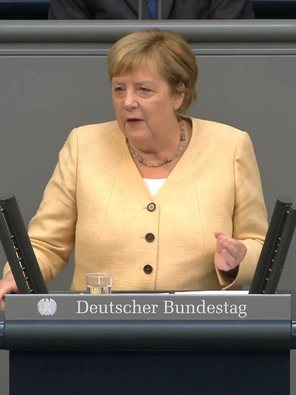 Angela Merkel macht bei der letzten Bundestagsdebatte vor der Wahl Wahlkampf für Armin Laschet.