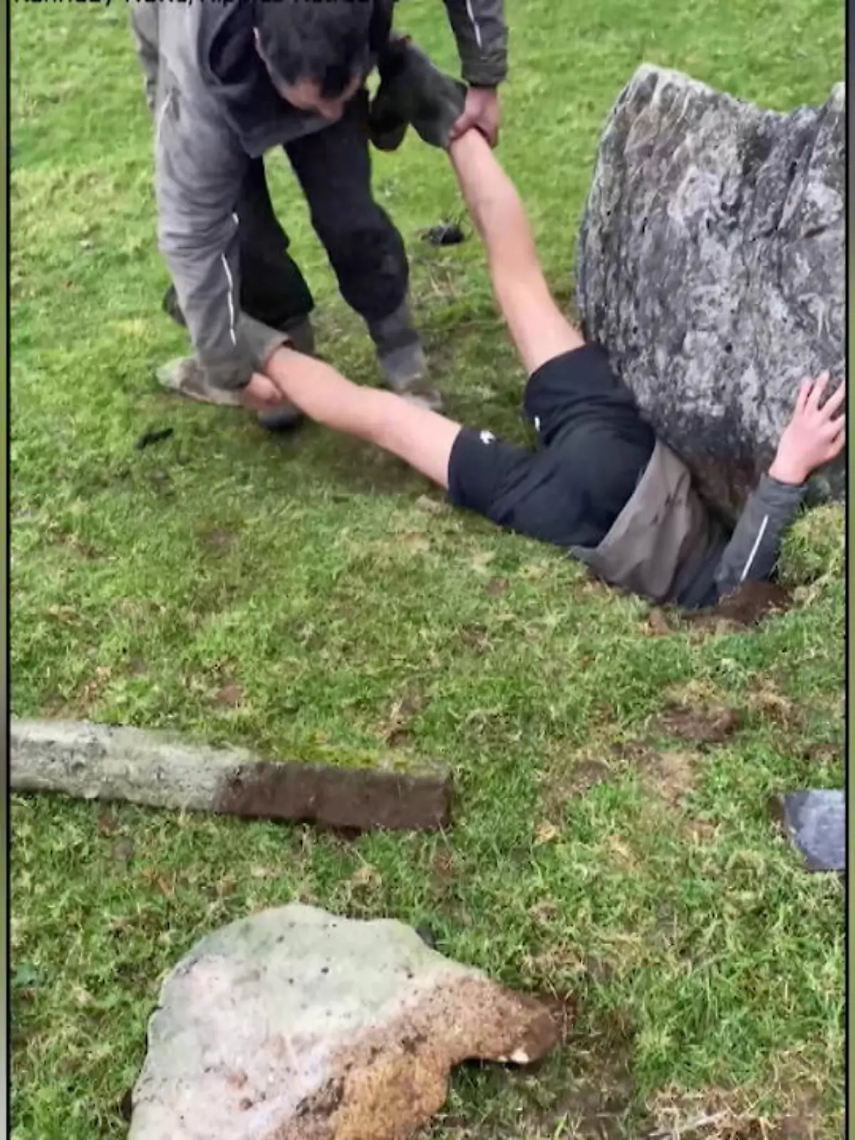 Bild zu: "Junge (14) rettet Lämmchen aus Erdloch"