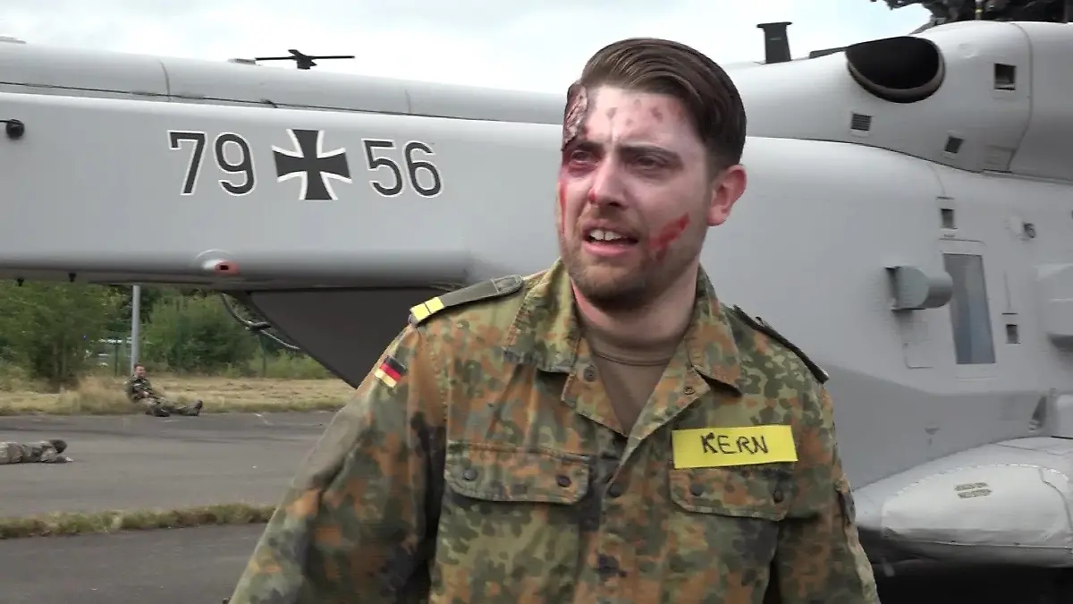 Ein als Verletzter geschminkter Bundeswehrsoldat während der Großübung auf einem ehemaligen Kasernengelände in Cuxhaven.