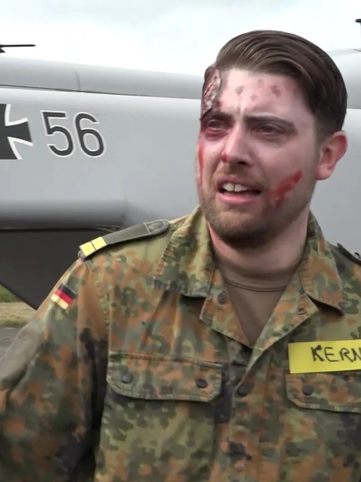 Ein als Verletzter geschminkter Bundeswehrsoldat während der Großübung auf einem ehemaligen Kasernengelände in Cuxhaven.
