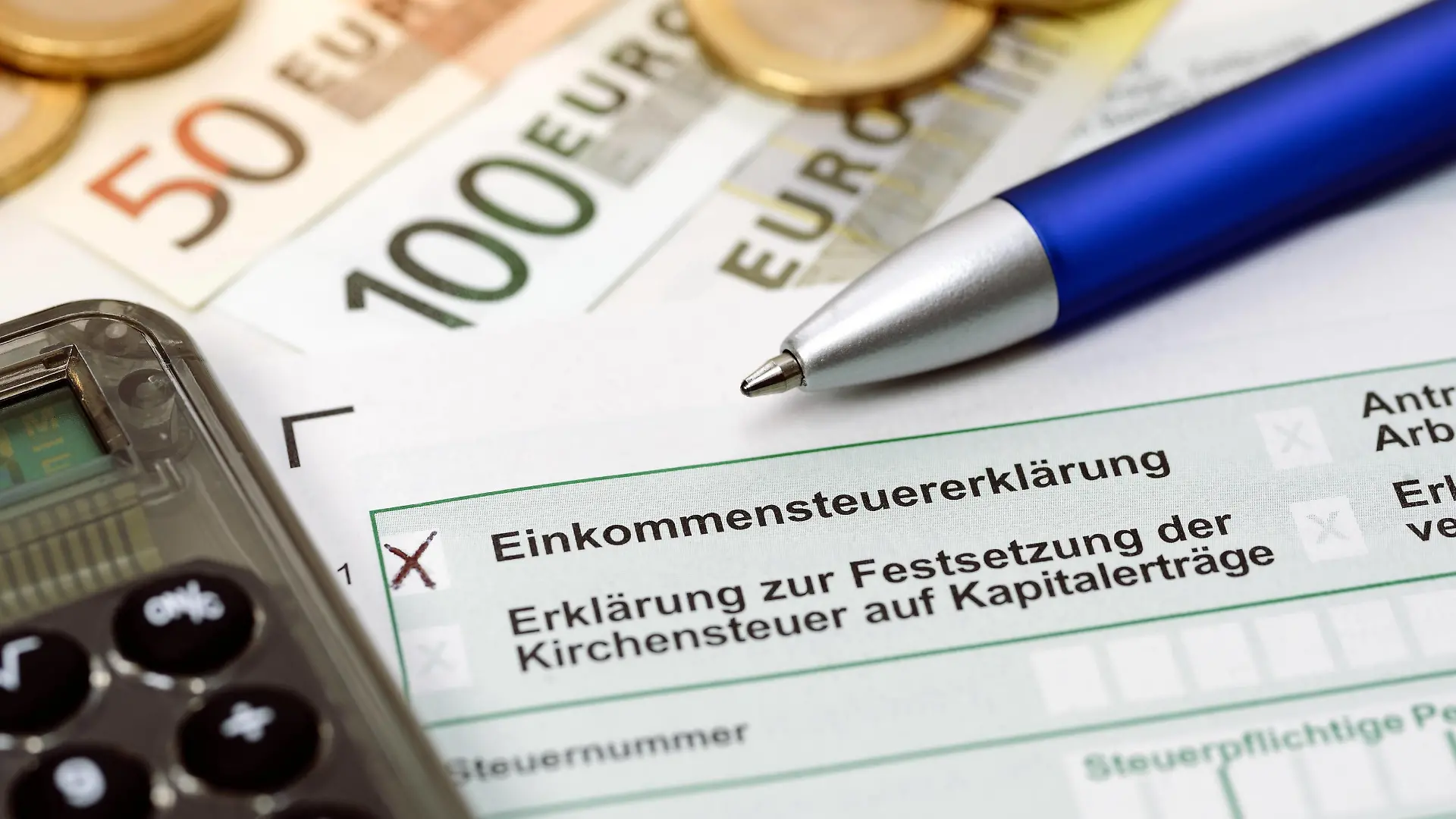 Einkommensteuererklärung und GeldscheineIncome tax return and Cash receipts