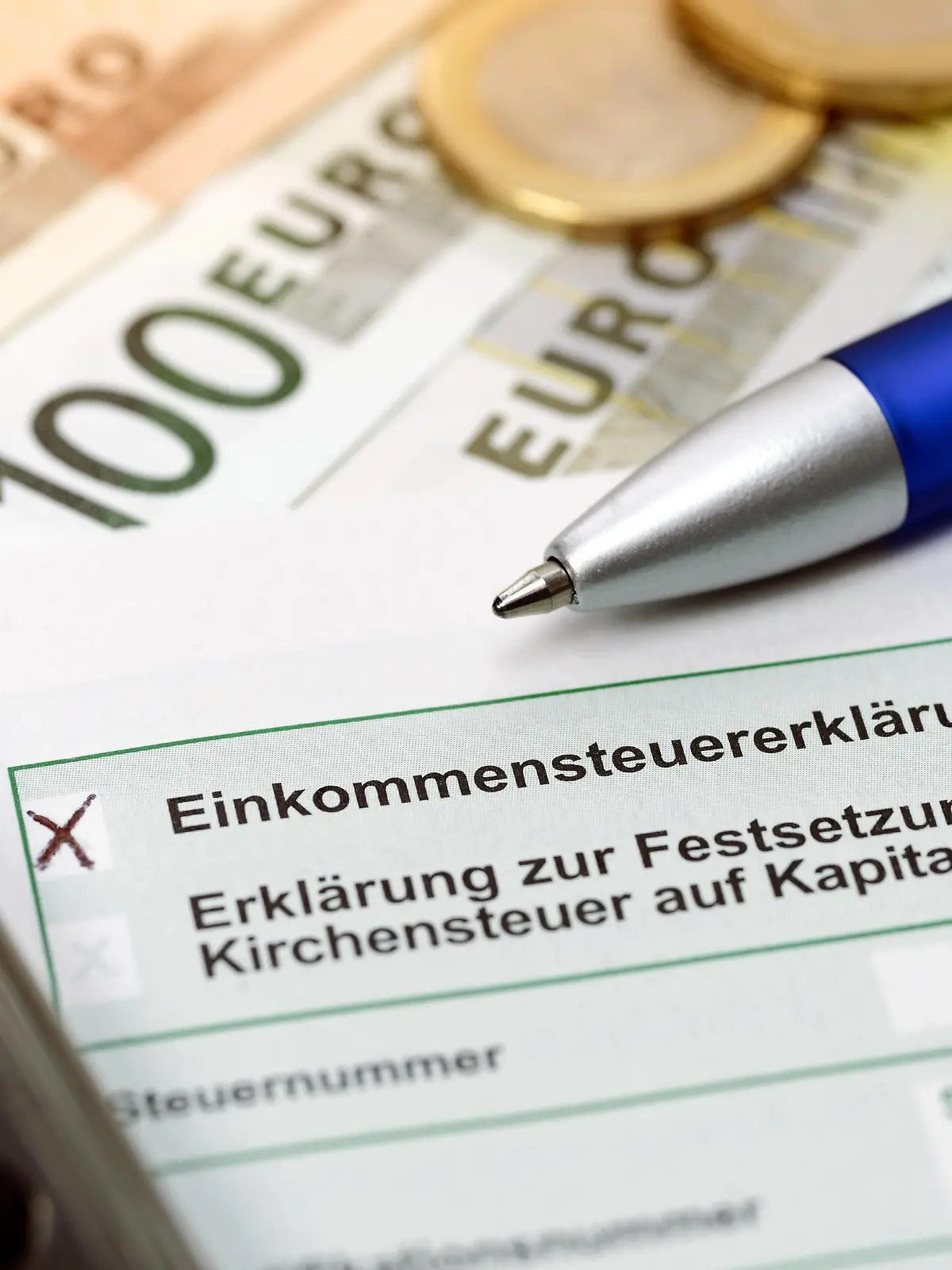 Einkommensteuererklärung und GeldscheineIncome tax return and Cash receipts