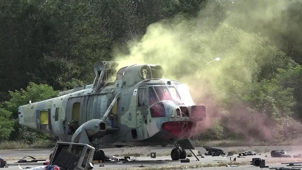 Ein mit Nebelmaschinen simulierter Hubschrauberabsturz für die Bundeswehr-Übung in Cuxhaven.