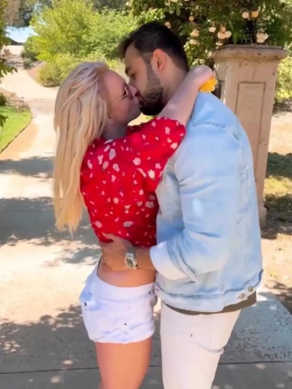 Britney Spears und ihr Mann Sam Asghari küssen sich betont öffentlich bei Instagram.