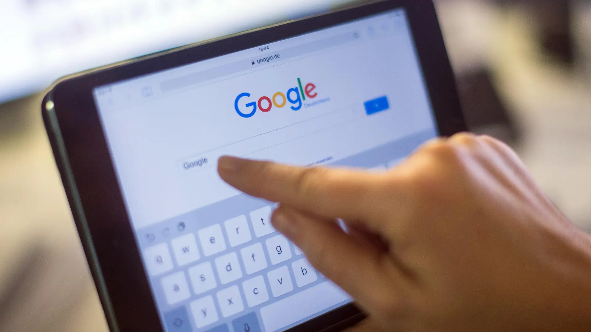 ARCHIV - Der neue Google-Schriftzug auf einem iPad Mini 2, aufgenommen am 11.01.2016 in Berlin. Foto: Lukas Schulze dpa (zu dpa: "Google - neues Logo 2015" vom 18.02.2016) +++(c) dpa - Bildfunk+++