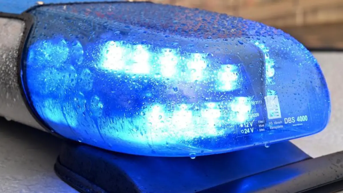 Streifenwagen der Polizei hat das Blaulicht eingeschaltet
