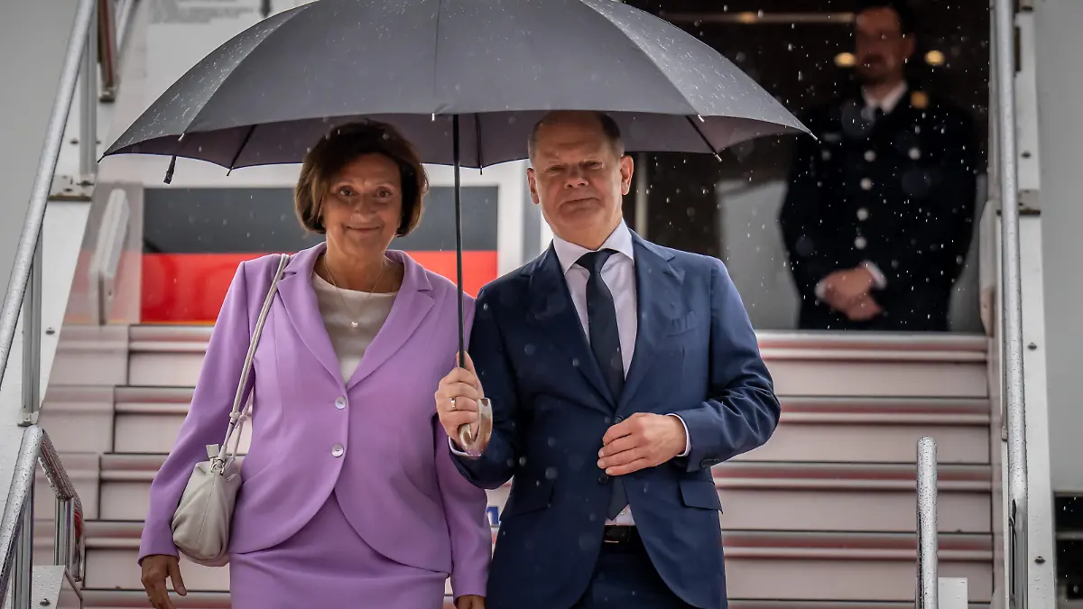 Bundeskanzler Olaf Scholz (SPD), und Britta Ernst, Ehefrau von Bundeskanzler Scholz, kommen am Flughafen an. Der G7-Gipfel in Hiroshima findet vom 19.-21. Mai statt. Die «Gruppe der Sieben» (G7) ist eine informelle Allianz führender demokratischer Industrienationen der Mitglieder Deutschland, Frankreich, Großbritannien, Italien, Japan, Kanada und die USA.