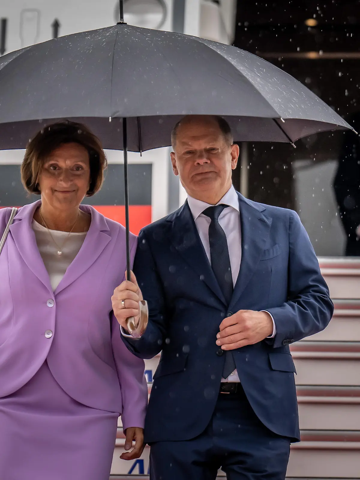 Bundeskanzler Olaf Scholz (SPD), und Britta Ernst, Ehefrau von Bundeskanzler Scholz, kommen am Flughafen an. Der G7-Gipfel in Hiroshima findet vom 19.-21. Mai statt. Die «Gruppe der Sieben» (G7) ist eine informelle Allianz führender demokratischer Industrienationen der Mitglieder Deutschland, Frankreich, Großbritannien, Italien, Japan, Kanada und die USA.