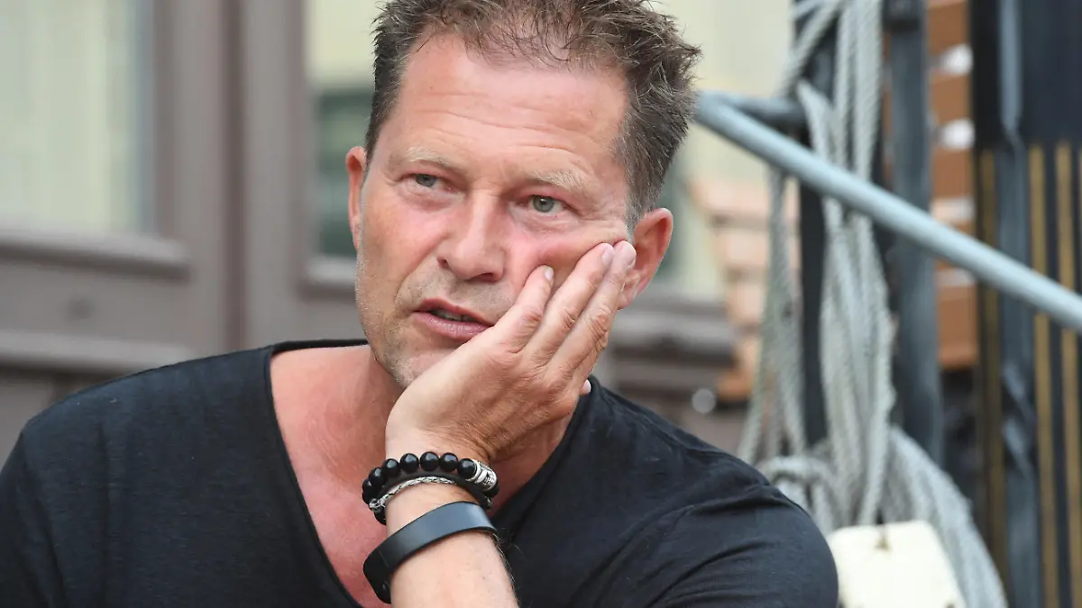 29.08.2020, Mecklenburg-Vorpommern, Heringsdorf: Til Schweiger, Schauspieler und Filmproduzent, sitzt vor dem Restaurant "Fischpavillon". Til Schweiger besucht die Insel Usedom zu einem Kurzurlaub. Foto: Stefan Sauer/dpa-Zentralbild/dpa +++ dpa-Bildfunk +++