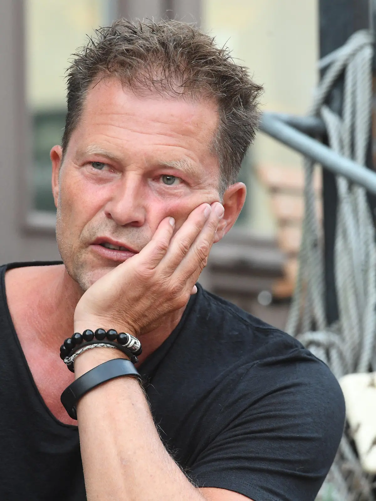 29.08.2020, Mecklenburg-Vorpommern, Heringsdorf: Til Schweiger, Schauspieler und Filmproduzent, sitzt vor dem Restaurant "Fischpavillon". Til Schweiger besucht die Insel Usedom zu einem Kurzurlaub. Foto: Stefan Sauer/dpa-Zentralbild/dpa +++ dpa-Bildfunk +++