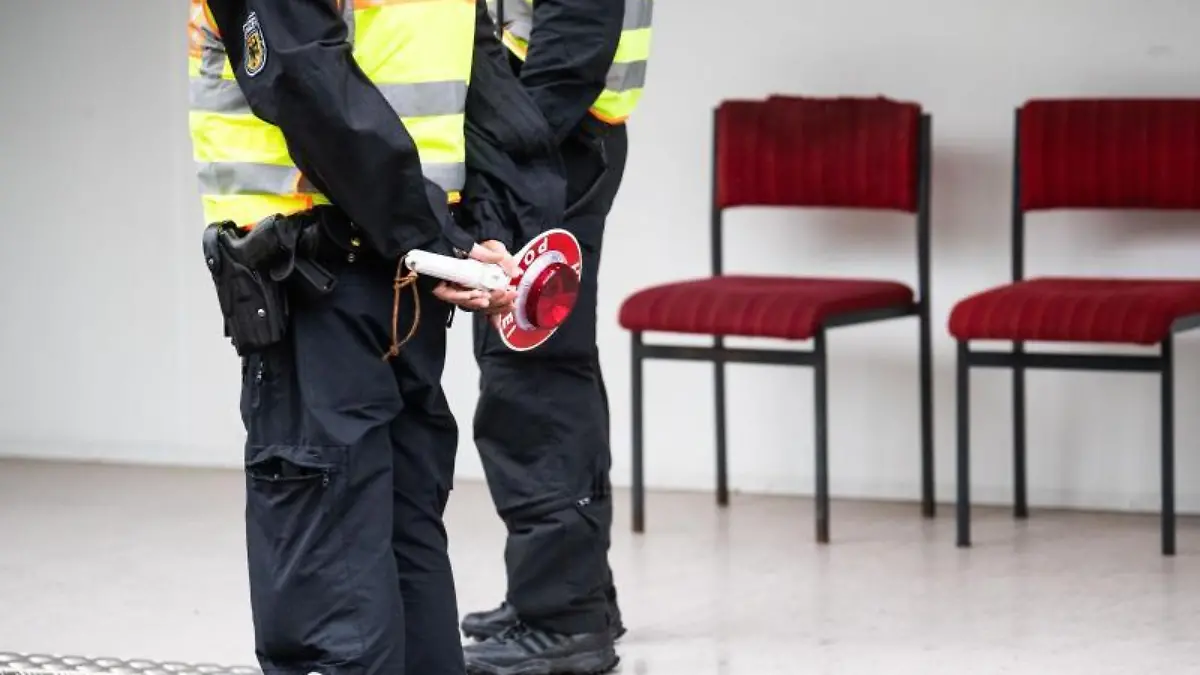 Polzisten bei der Grenzkontrolle