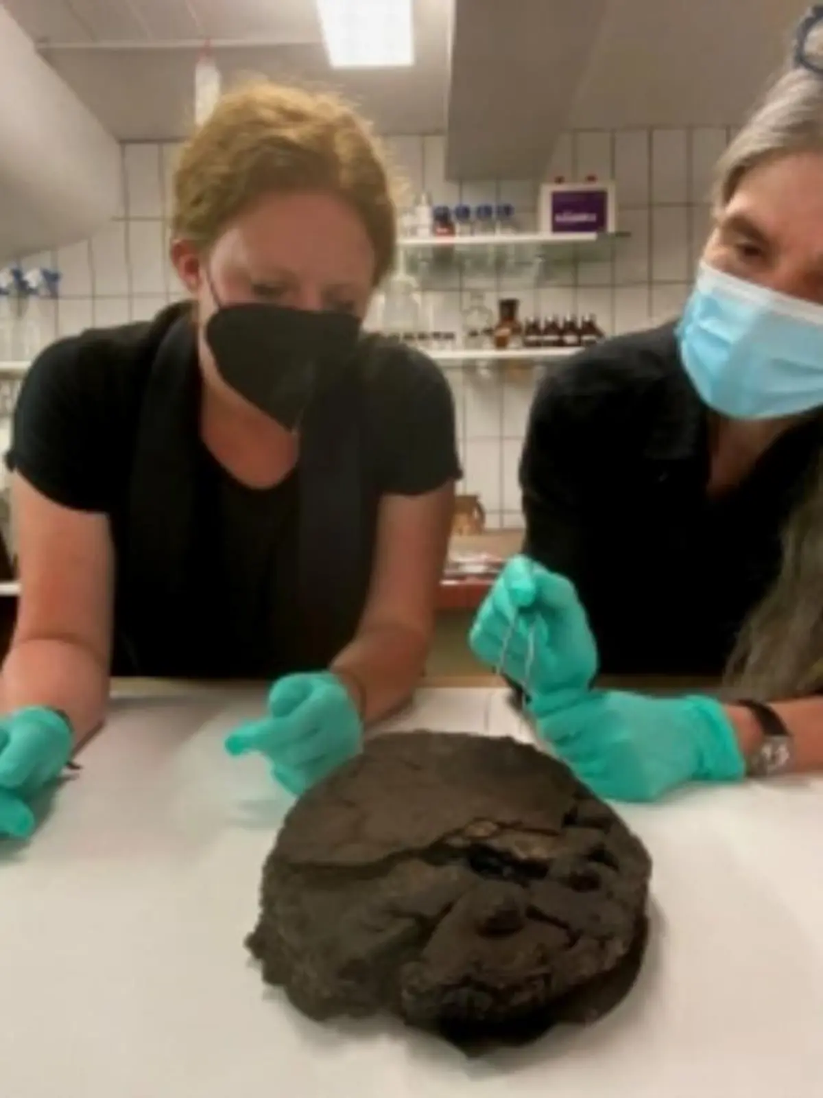 Lisa Renn (links) und Doris Mührenberg (rechts) inspizieren die beim Luftangriff 1942 verschüttete Torte.
