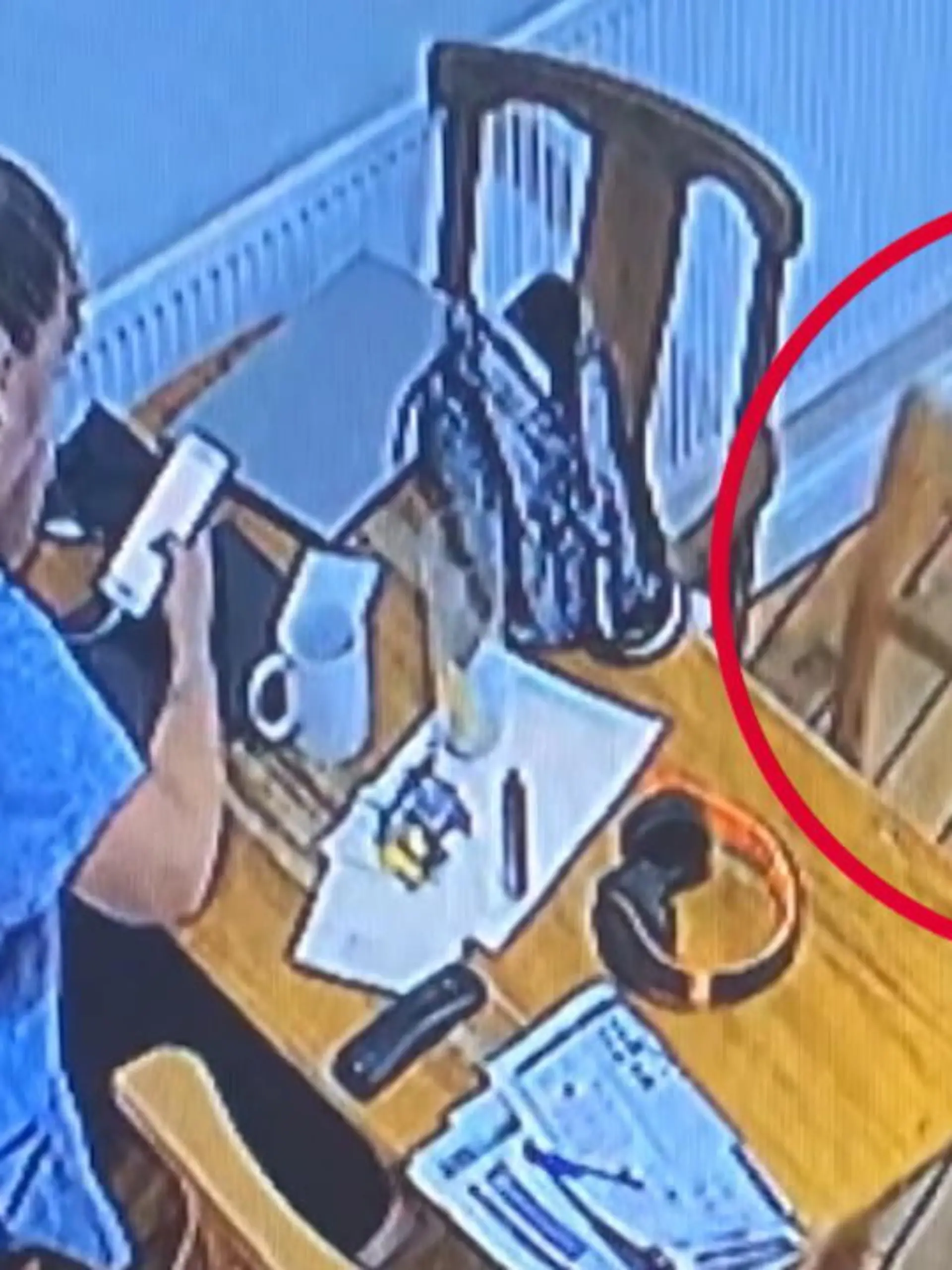 Bild zu: "Stuhl bewegt sich plötzlich von selbst"