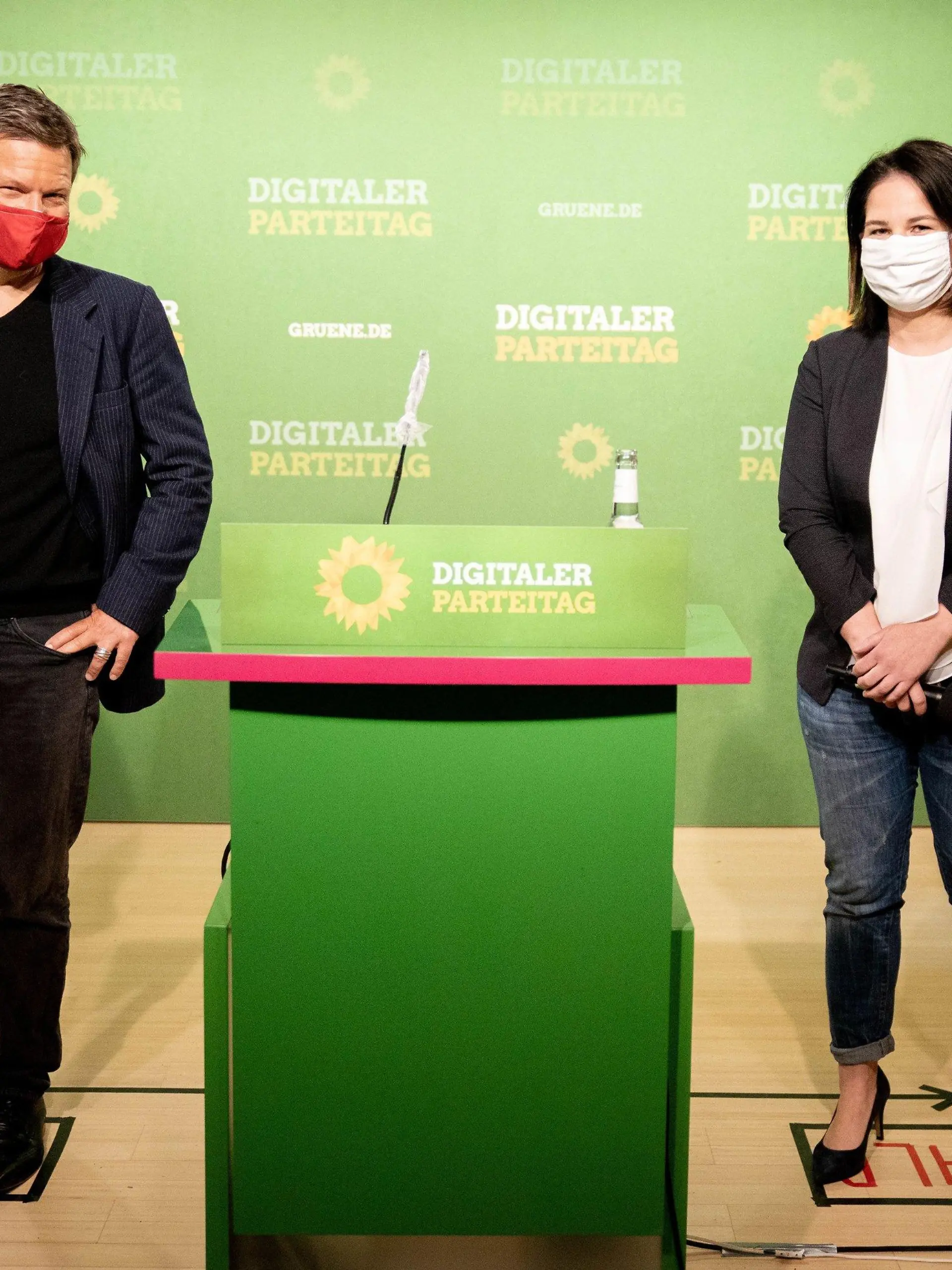 02.05.2020, Berlin: Mit Mund-Nasenschutz stehen Annalena Baerbock (r), Bundesvorsitzende von Bündnis 90/Die Grünen, und Robert Habeck, Bundesvorsitzender von Bündnis 90/Die Grünen, in der Grünen-Parteizentrale zum Start des Online-Parteitags zur Corona-Krise. Es ist der erste Parteitag auf Bundesebene der Grünen, der online durchgeführt wird. Der Bundesvorstand will der Partei die Möglichkeit geben, sich über die Corona-Krise und ihre Folgen auszutauschen. Foto: Kay Nietfeld/dpa +++ dpa-Bildfunk +++