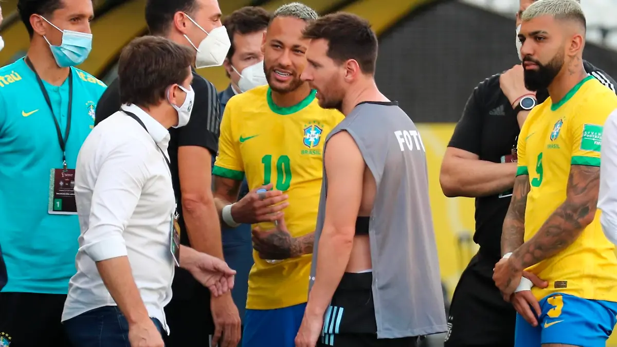 Sport Bilder des Tages Fußball, WM Quali, Brasilien - Argentinien, Gesundheitsbehörde sorgt wegen Corona für Spielabbruch Argentina s Lionel Messi C speaks with Brazil s Neymar Jr C-L after Brazilian health officials stopped a match for the South American qualifiers to the Qatar 2022 World Cup, at the Arena Sao Paulo Stadium, in Sao Paulo, Brazil, 05 September 2021. The National Health Surveillance Agency Anvisa, regulator of Brazil interrupted the match between Brazil and Argentina this Sunday due to an alleged irregularity in the immigration of 4 visiting players, in a controversial decision that led to the withdrawal of the teams and the referees. Brazil - Argentina ACHTUNG: NUR REDAKTIONELLE NUTZUNG PUBLICATIONxINxGERxSUIxAUTxONLY Copyright: xSebastiaoxMoreirax AMDEP9243 20210905-0e9aa002915c8a63f83e5923daaaea17b763288c