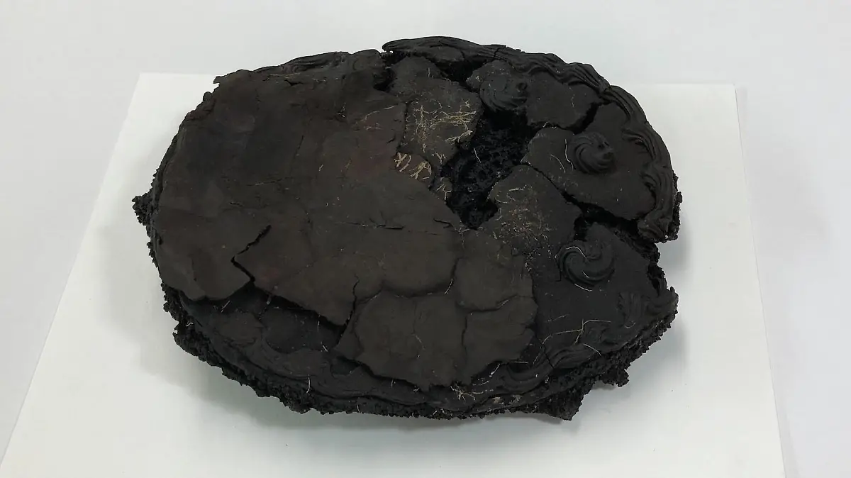 Archäologen finden in Lübeck diese Nusstorte aus dem Jahr 1942.