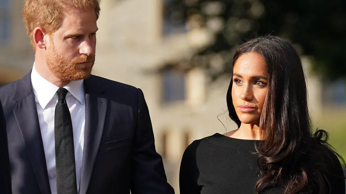 ARCHIV - 10.09.2022, Großbritannien, Windsor: Kate (l-r), Prinzessin von Wales, William, Prinz von Wales, Prinz Harry, Herzog von Sussex, und seine Frau Meghan, Herzogin von Sussex, treffen nach dem Tod der britischen Königin Elizabeth II. mit der Öffentlichkeit zusammen. (zu dpa «Kommen sie oder kommen sie nicht? Harry, Meghan und die Krönung") Foto: Kirsty O'connor/PA Wire/dpa +++ dpa-Bildfunk +++