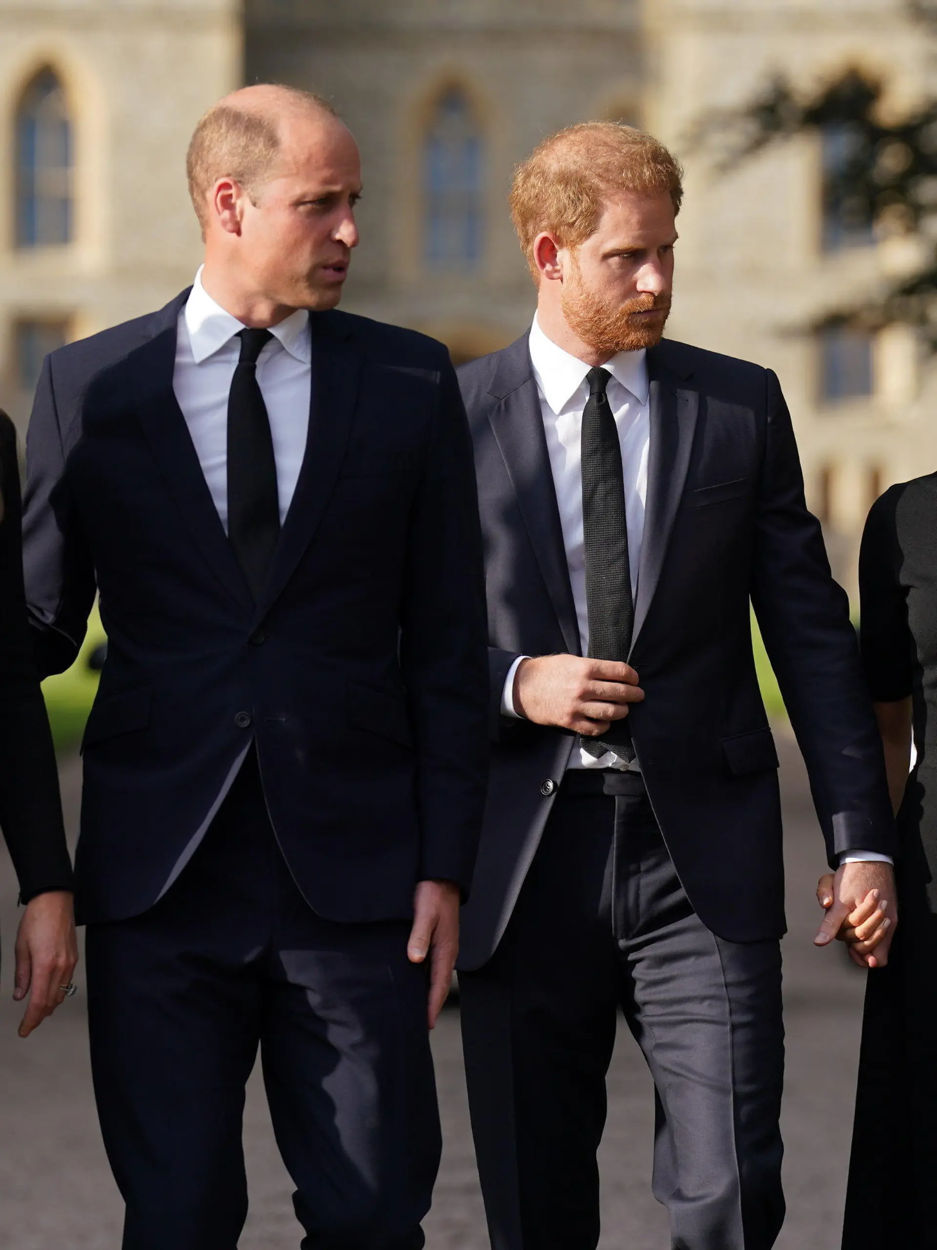 ARCHIV - 10.09.2022, Großbritannien, Windsor: Kate (l-r), Prinzessin von Wales, William, Prinz von Wales, Prinz Harry, Herzog von Sussex, und seine Frau Meghan, Herzogin von Sussex, treffen nach dem Tod der britischen Königin Elizabeth II. mit der Öffentlichkeit zusammen. (zu dpa «Kommen sie oder kommen sie nicht? Harry, Meghan und die Krönung") Foto: Kirsty O'connor/PA Wire/dpa +++ dpa-Bildfunk +++