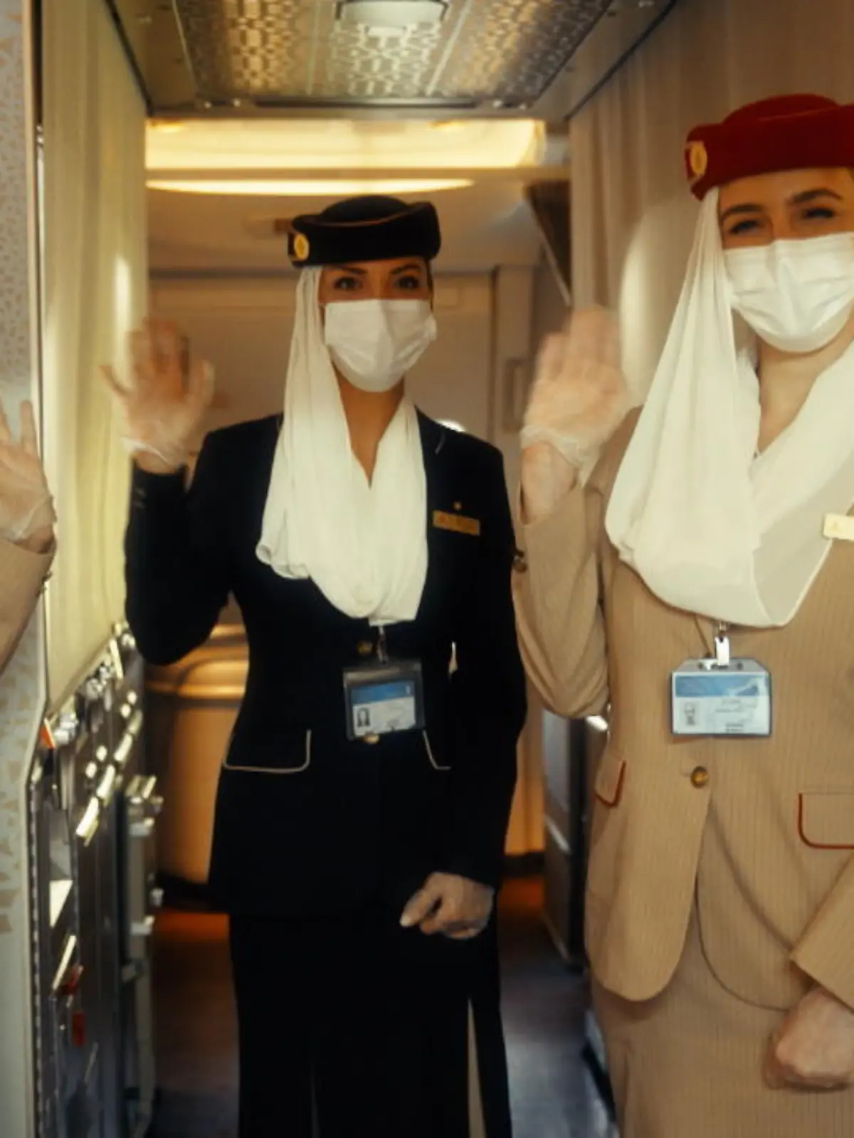 Ein Sitzplatz so teuer wie ein ganzer Mega-Luxus-Urlaub! In der wohl exklusivsten First Class der Welt gehört das zum Tagesgeschäft. So wie der Champagner, der hier literweise über die Theke geht. Keine Airline befördert so viele First-Class-Passagiere wie die Emirates. Aber wer bitte gibt bis zu 10.000 Euro für nur ein Flugticket aus? Erst nach wochenlangen Absprachen durfte unser Reporter Andreas Notz einen Blick hinter die Kulissen in Dubai werfen - und wird direkt Zeuge einer absoluten Ausnahme-Situation. Welche das war, sehen Sie im Video!