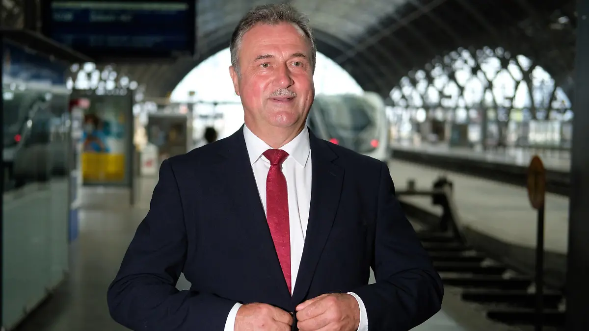 02.09.2021, Sachsen, Leipzig: Claus Weselsky, Vorsitzender der Gewerkschaft der Lokführer (GDL), steht im Hauptbahnhof.Auf Grund eines Streiks der GDL fallen Züge aus. Die Gewerkschaft dehnte in den Morgenstunden ihren Streik für bessere Arbeitskonditionen vom Güterverkehr auf die Personenbeförderungen aus. Foto: Sebastian Willnow/dpa-Zentralbild/dpa +++ dpa-Bildfunk +++